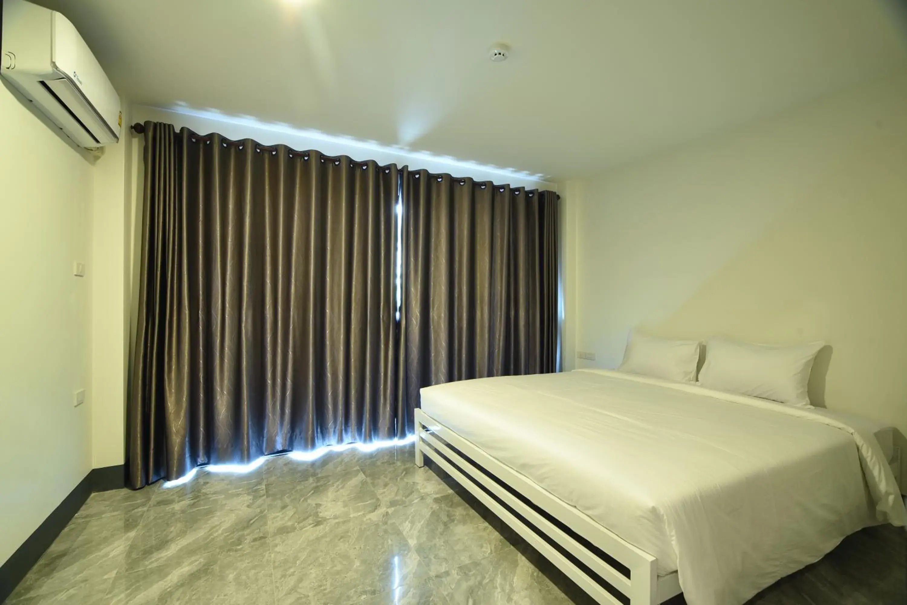 Double Room with Shared Bathroom in KOKO Party Hostel 18-40 Double Room with Shared Bathroom in KOKO Party Hostel 18-40