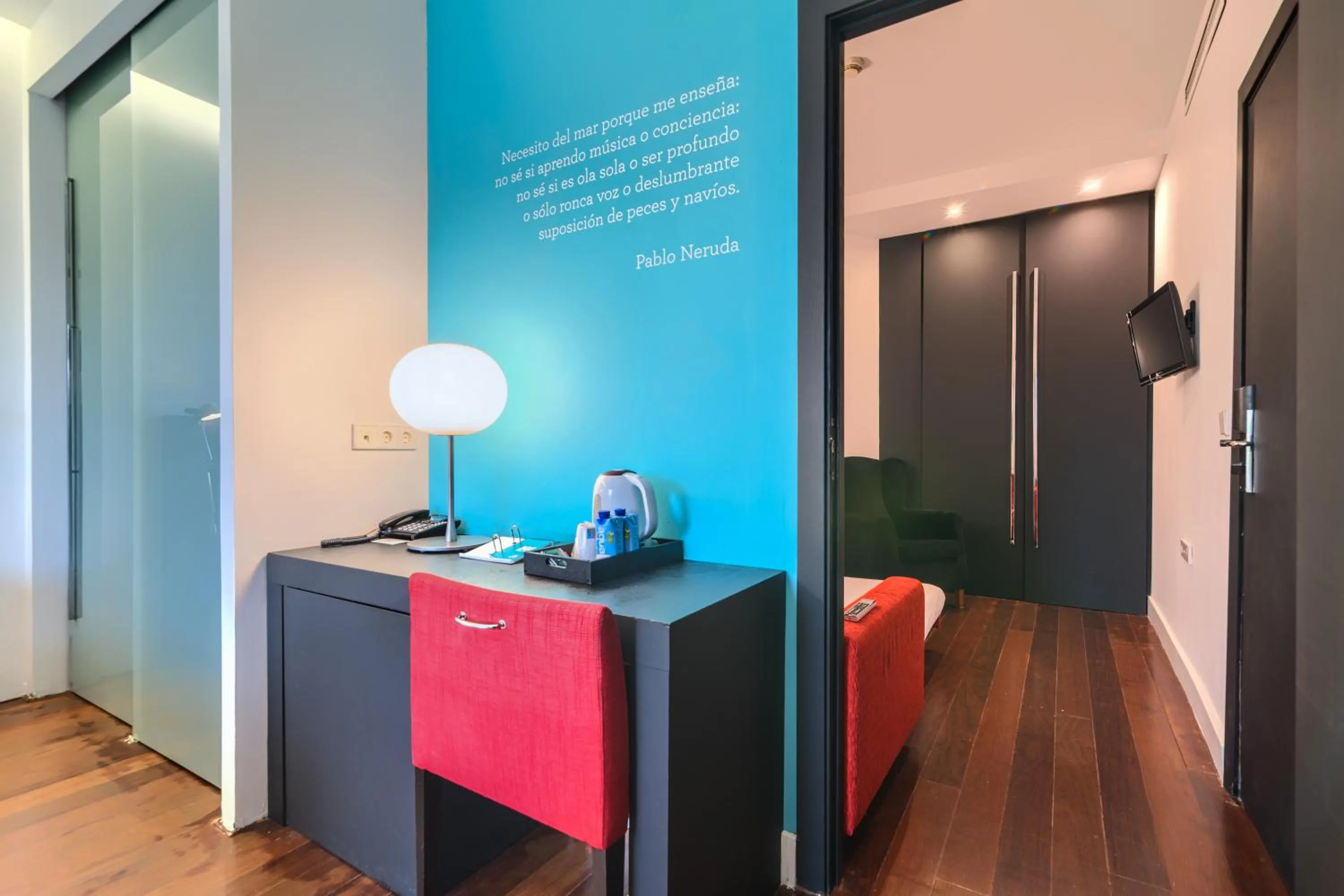 wardrobe in Sea You Hotel Port Valencia