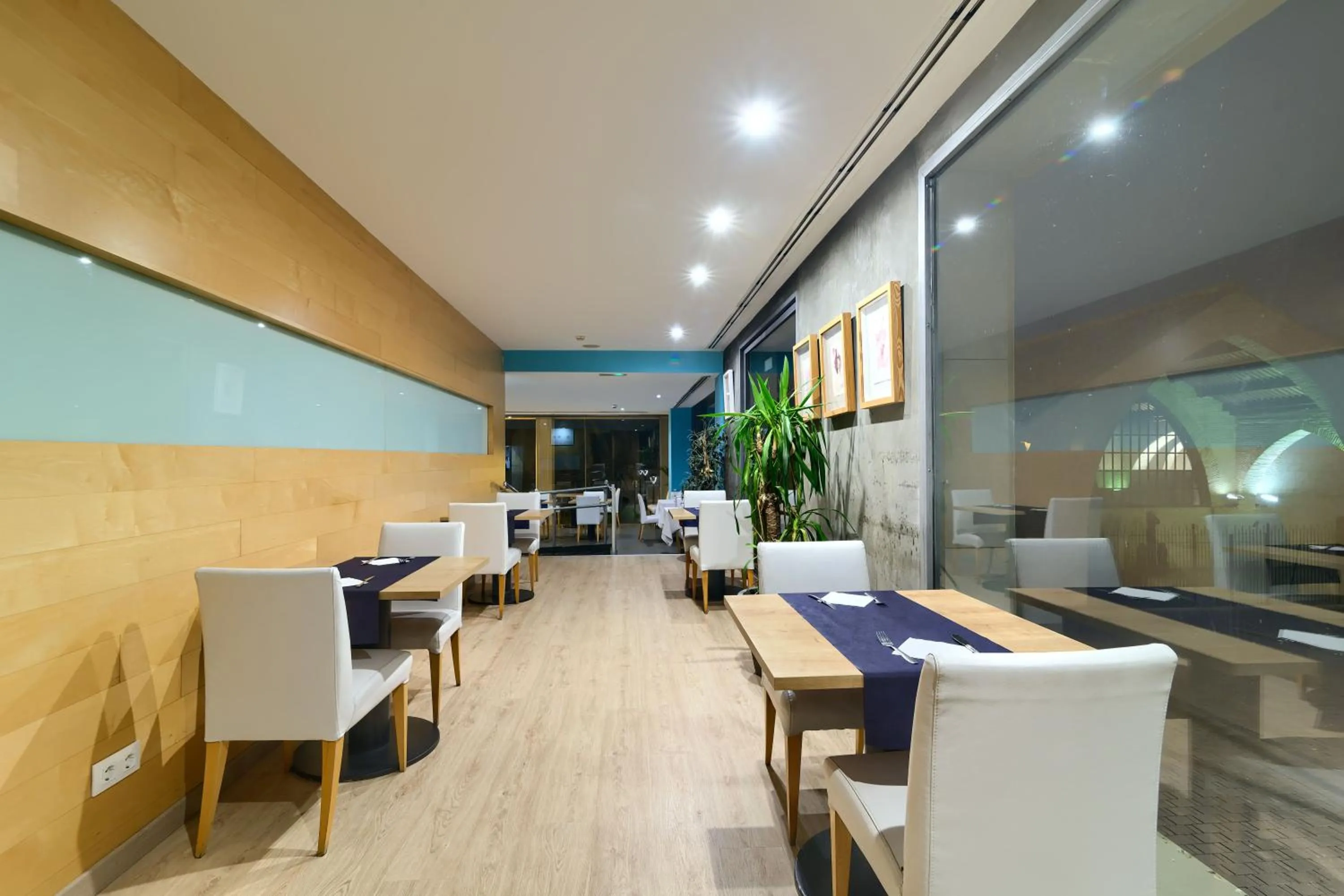 Restaurant/places to eat in Sea You Hotel Port Valencia