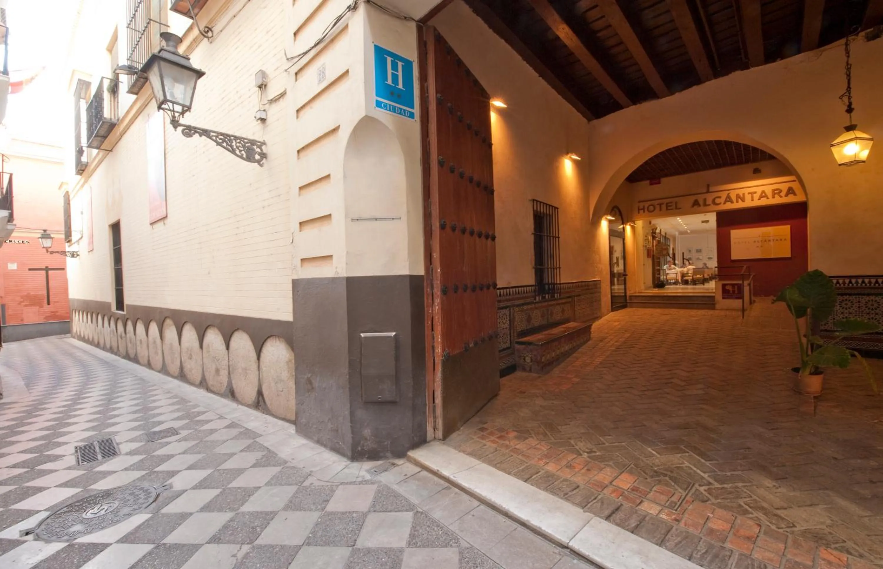 Facade/entrance in Hotel Alcántara