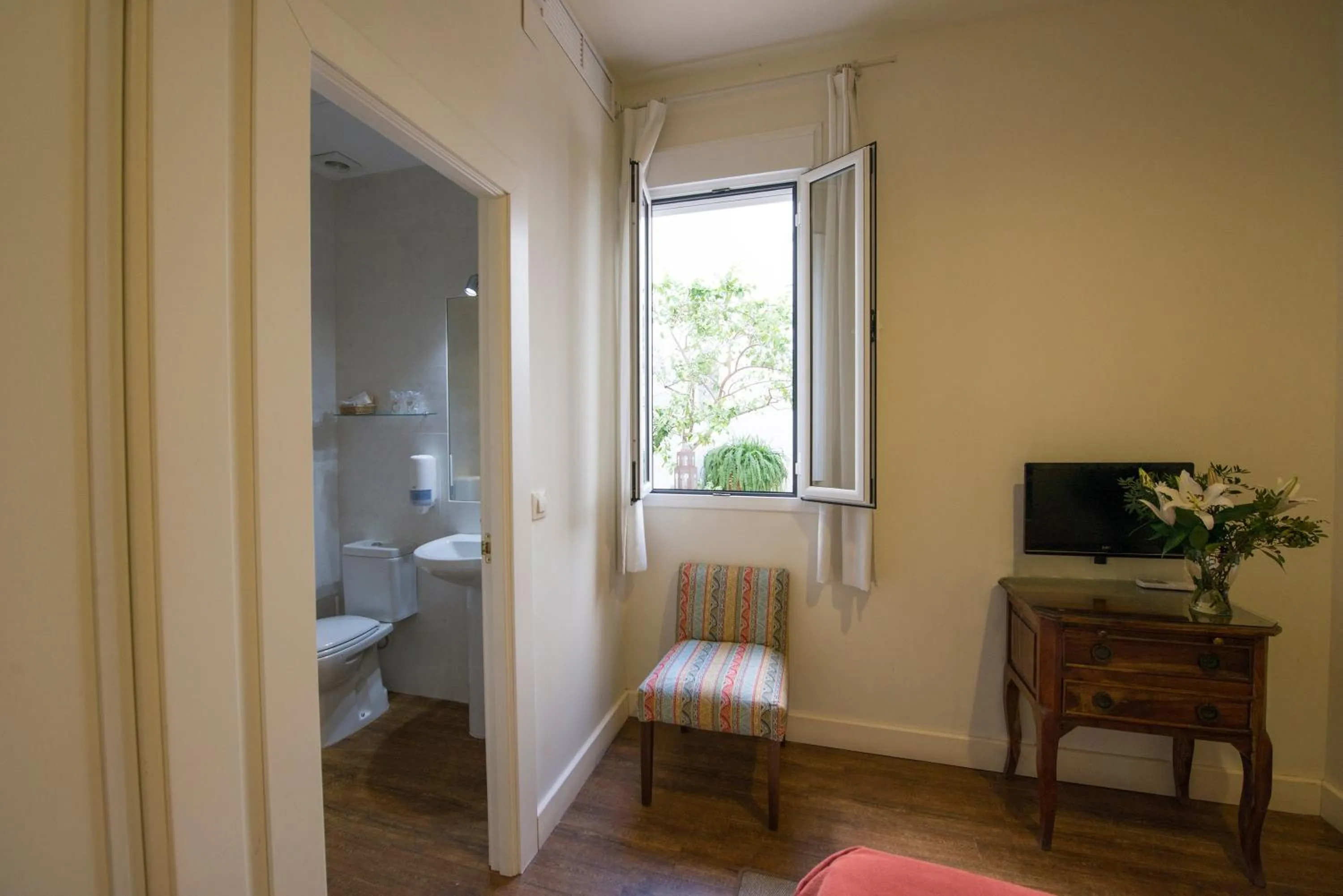 Photo of the whole room in Hotel Alcántara