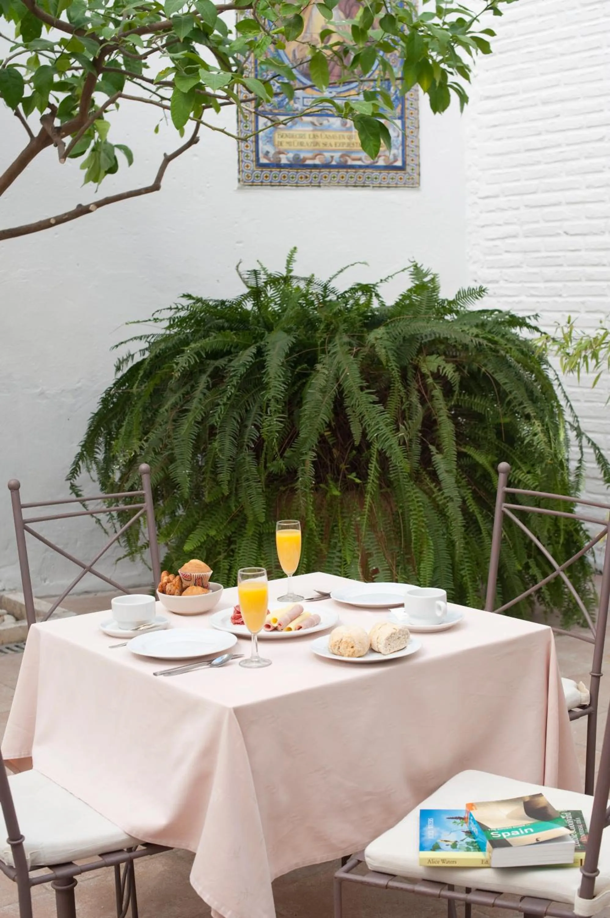 Restaurant/places to eat in Hotel Alcántara