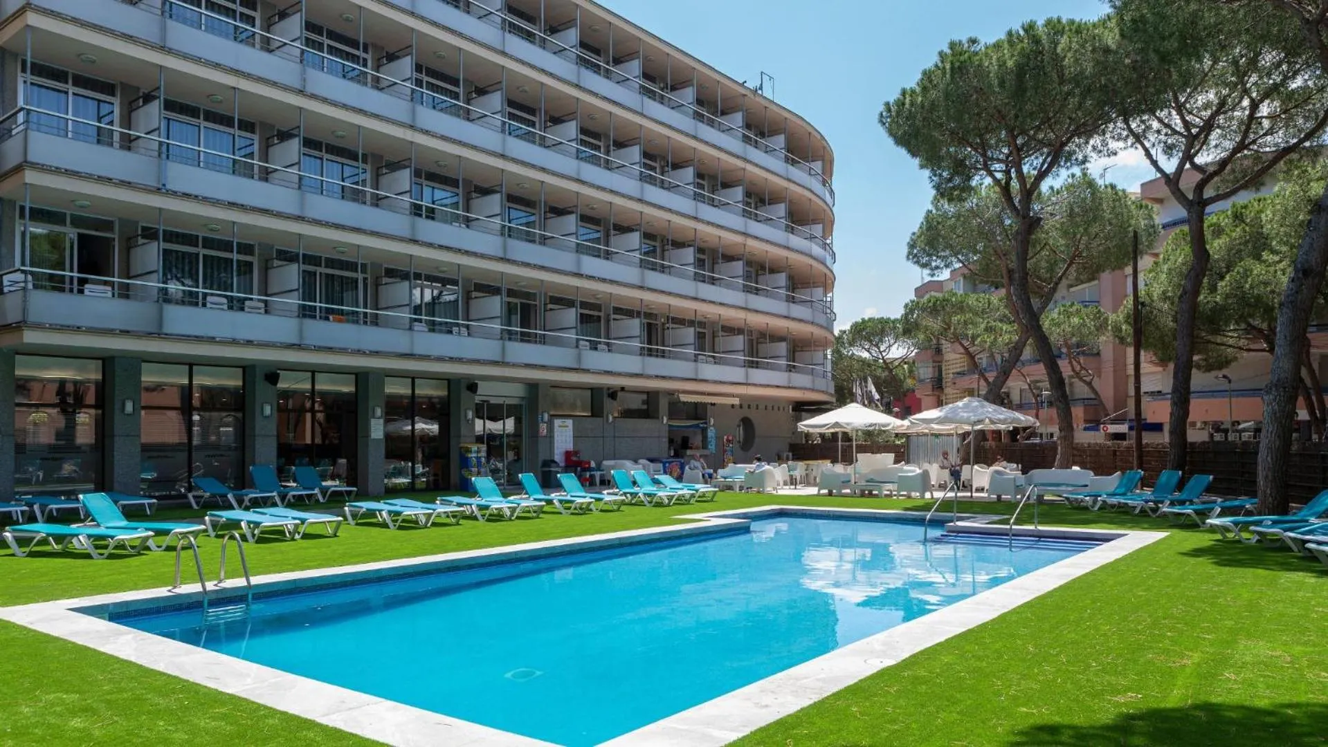 Swimming pool in Medplaya Hotel Monterrey
