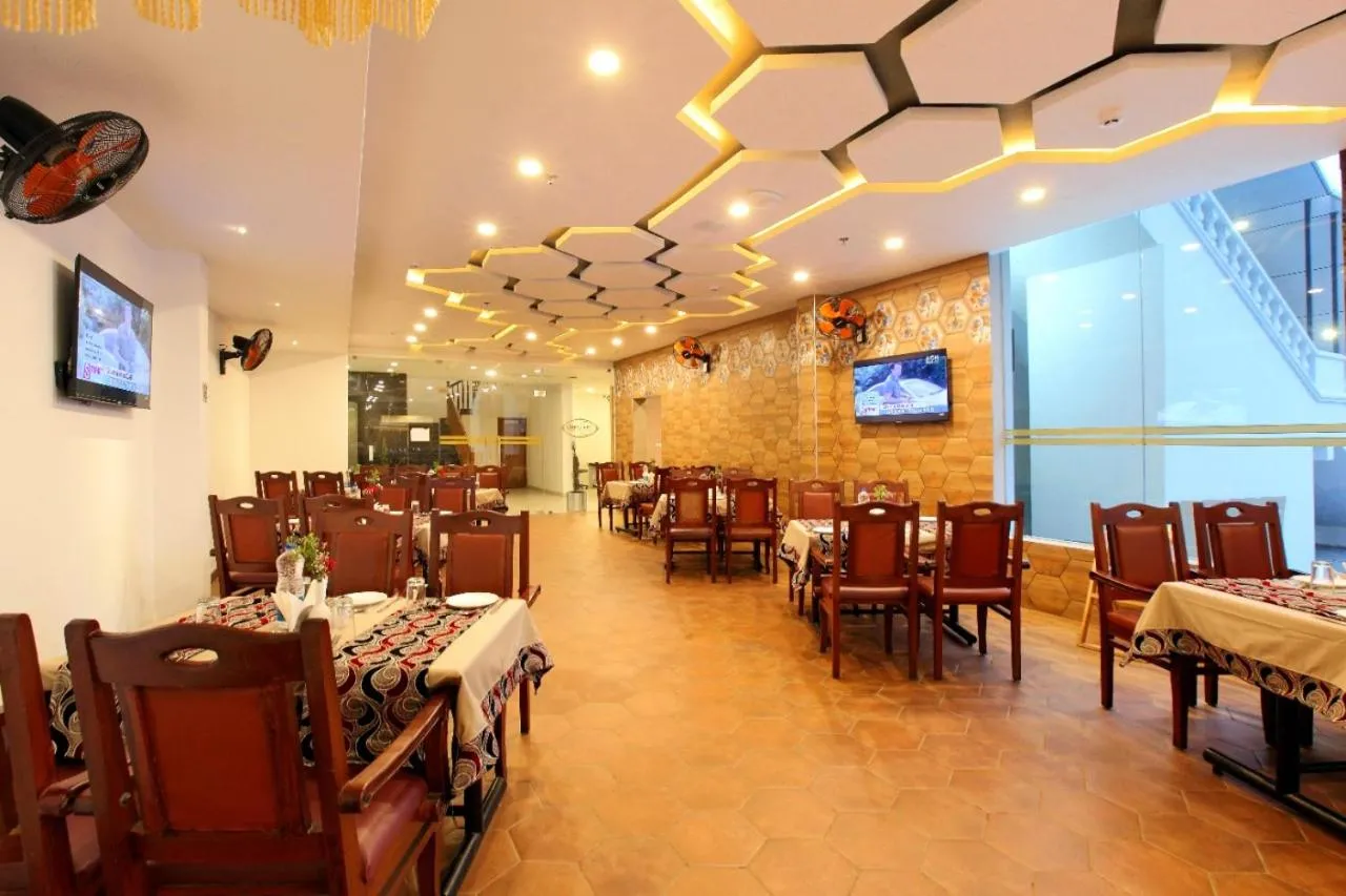 Restaurant/places to eat in Veliyil Castles