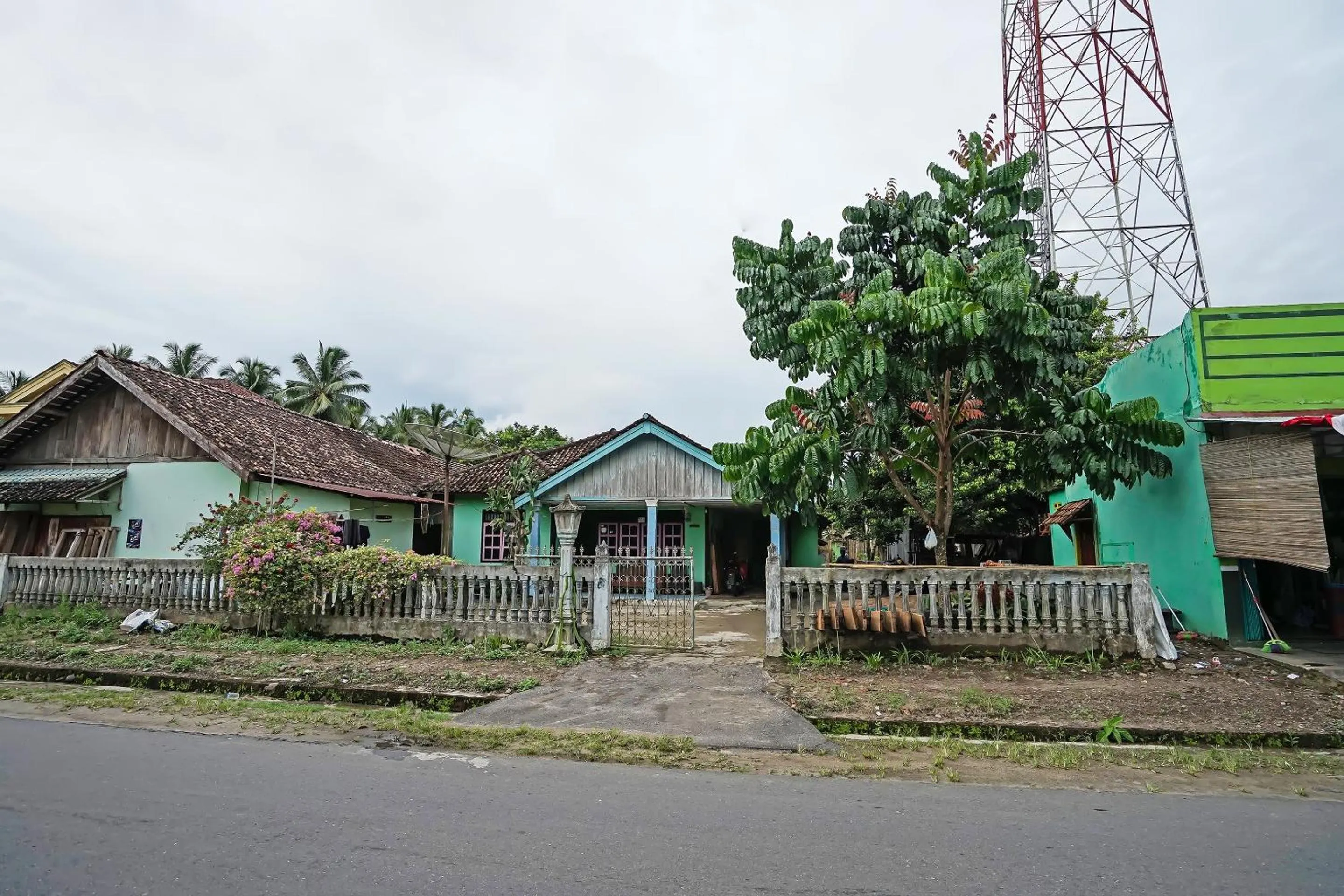 Facade/entrance in Hotel O Arfan HouseNearDanau Ranau
