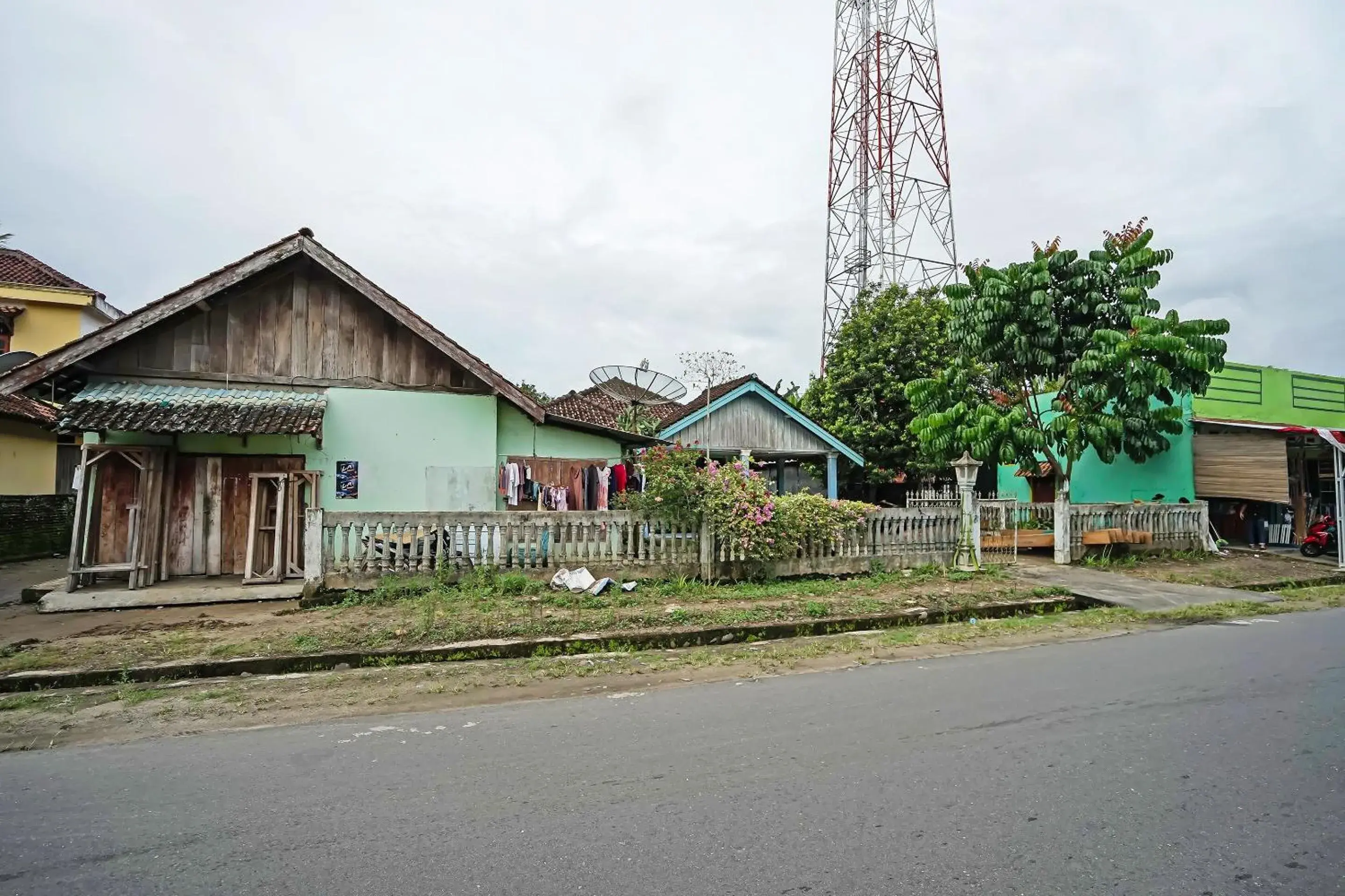 Facade/entrance in Hotel O Arfan HouseNearDanau Ranau Facade/entrance in Hotel O Arfan HouseNearDanau Ranau