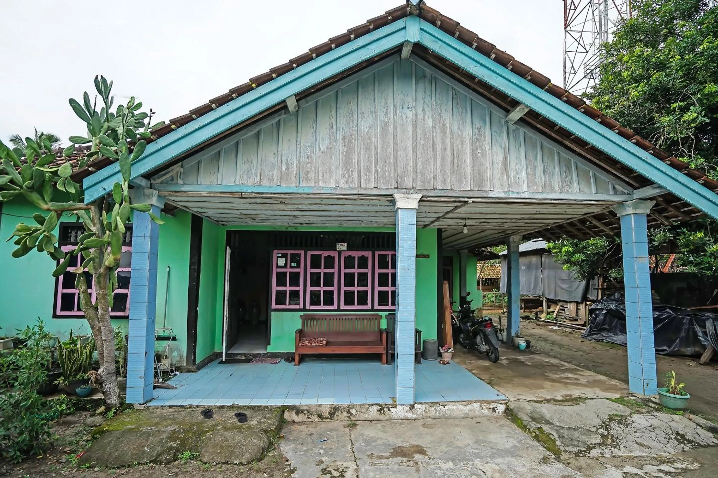 Facade/entrance in Hotel O Arfan HouseNearDanau Ranau