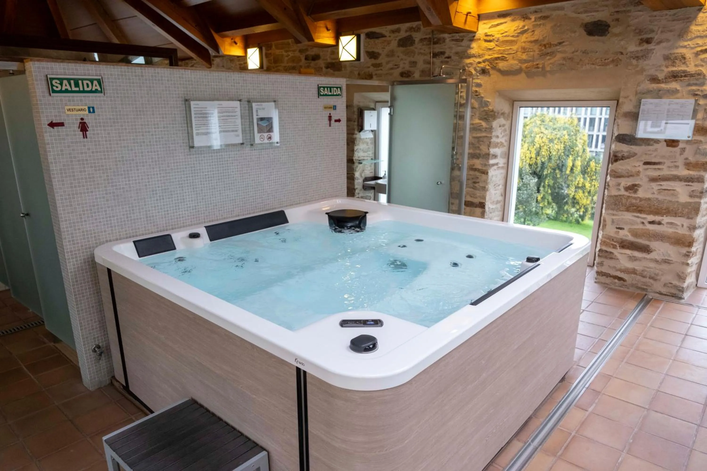 Hot Tub in San Francisco Hotel Monumento