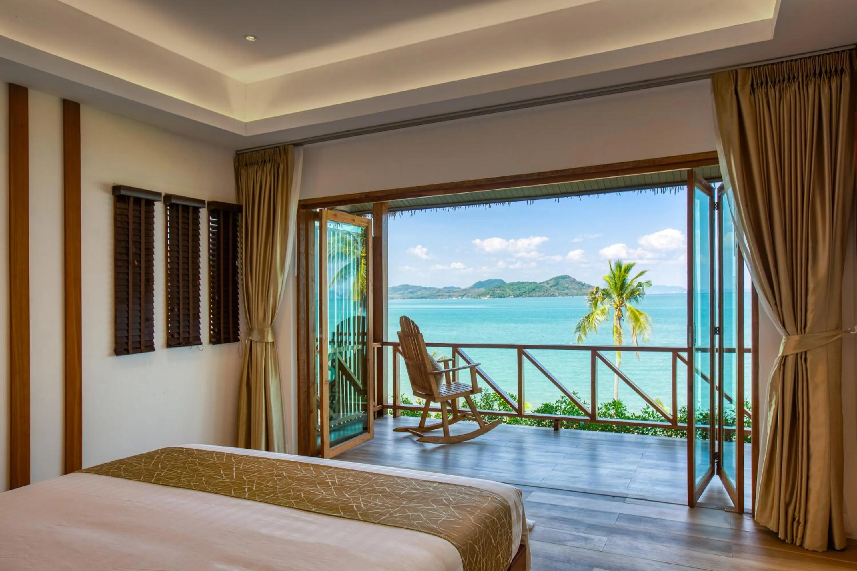 Bed in Coconut Grove Resort