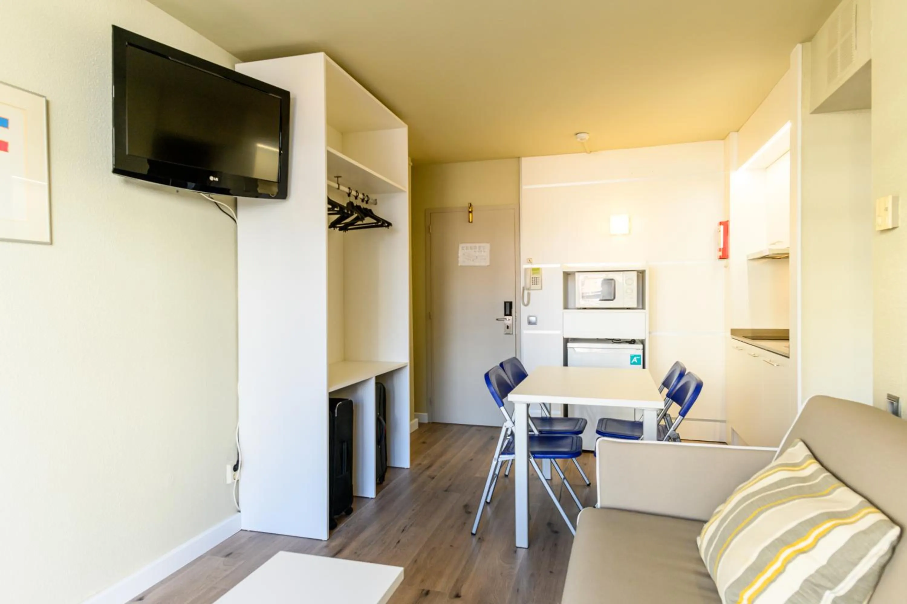 TV and multimedia in Medplaya Aparthotel Esmeraldas