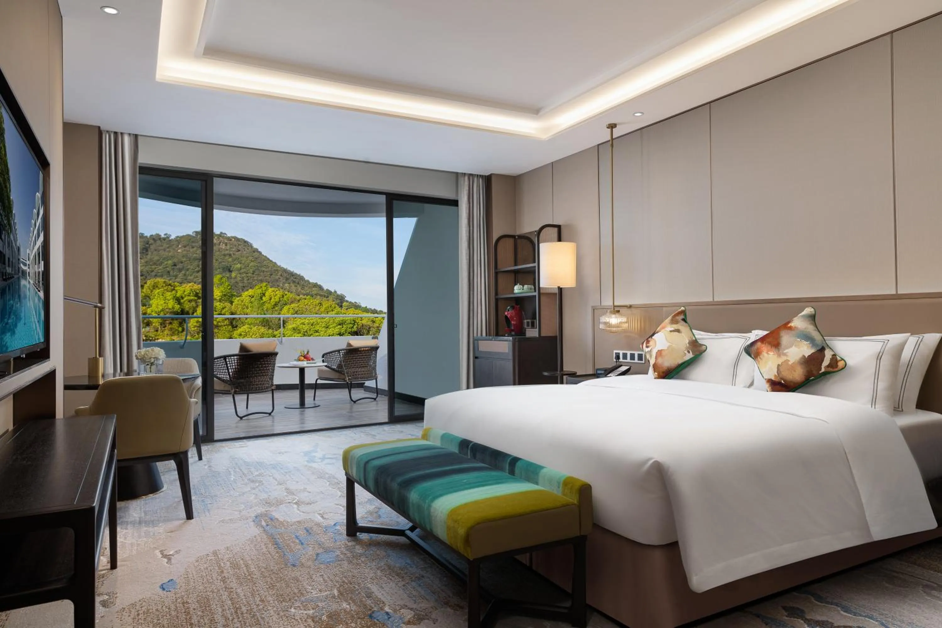 Bedroom, Bed in White Swan Hotel Taizhou