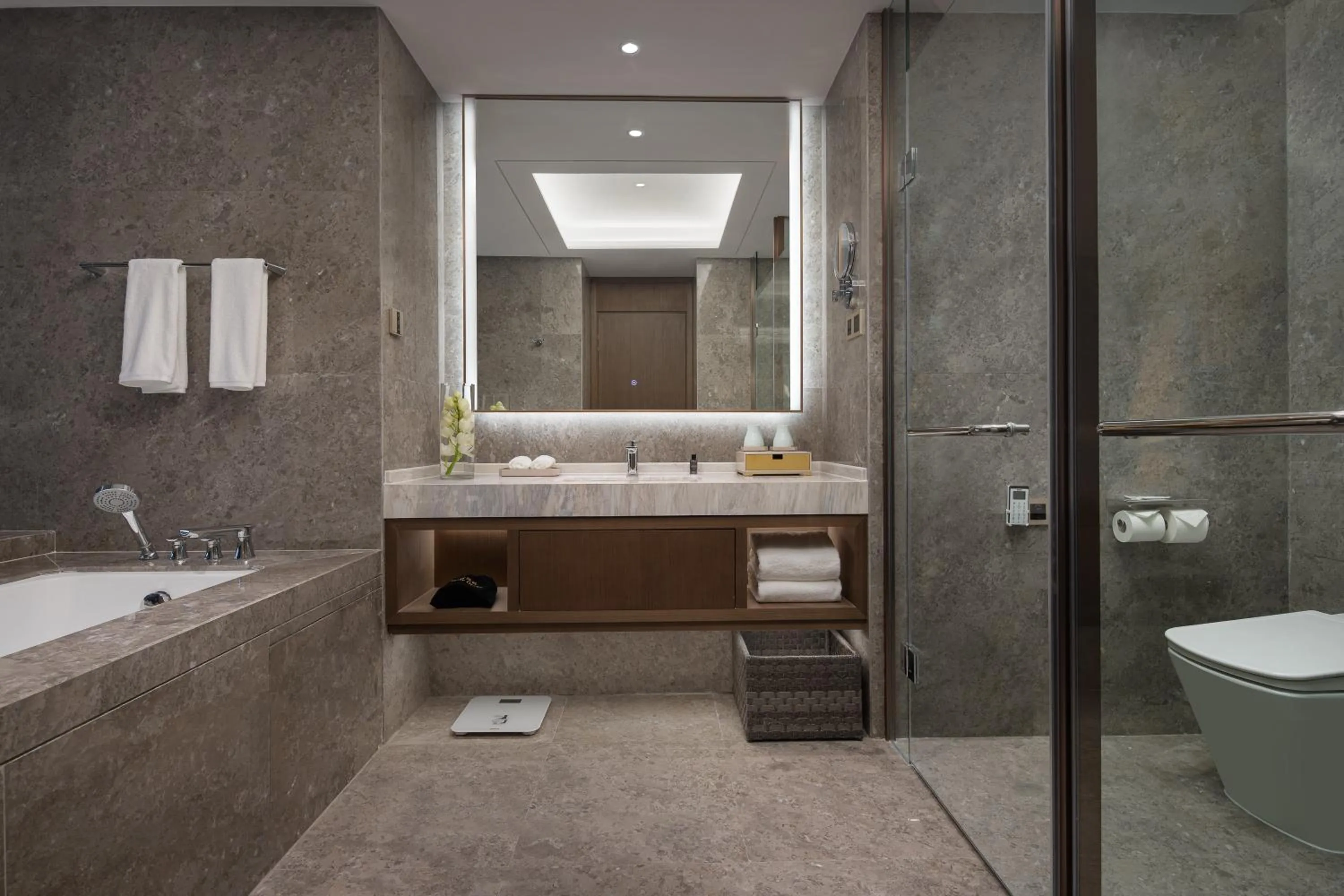 Toilet in White Swan Hotel Taizhou