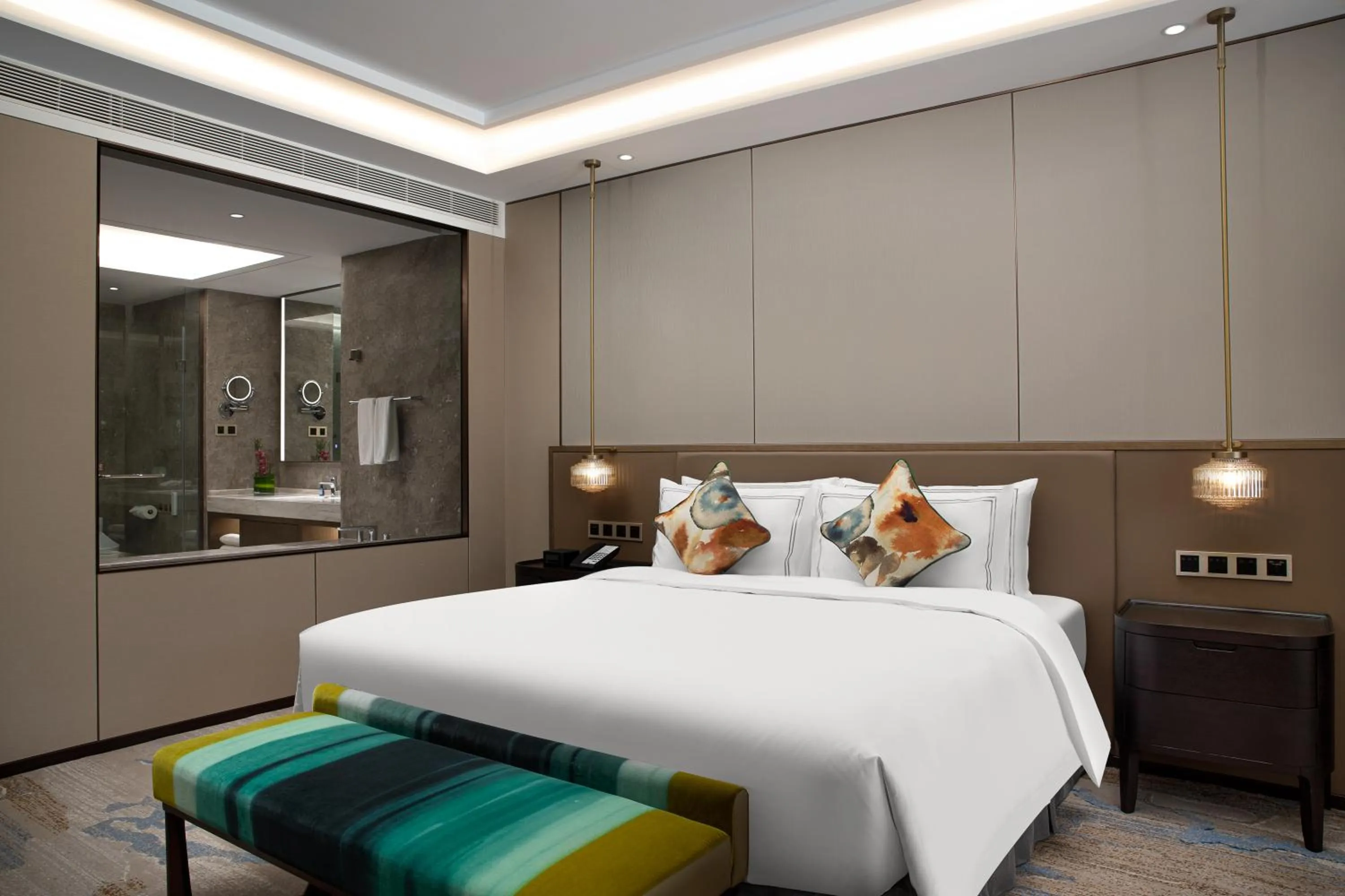 Bedroom, Bed in White Swan Hotel Taizhou