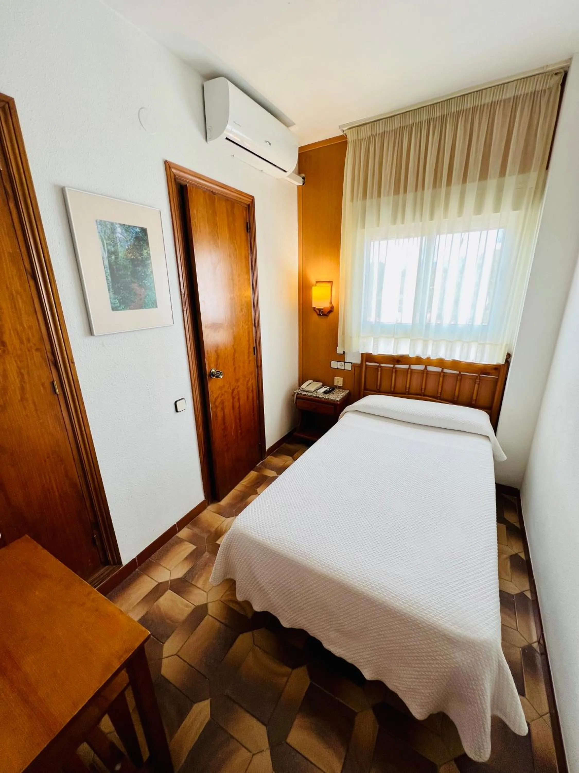 Photo of the whole room, Bed in Tortosa Parc