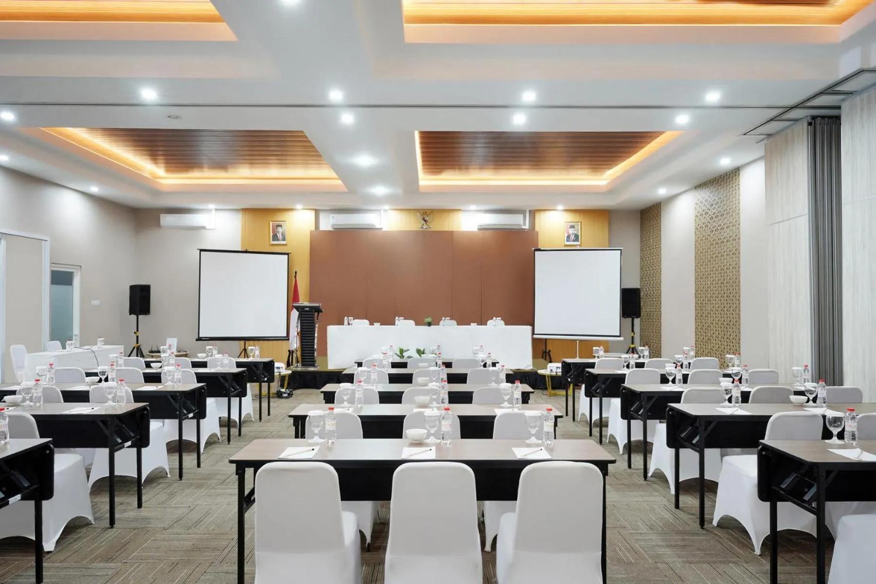 Meeting/conference room in Front One Hotel Sragen