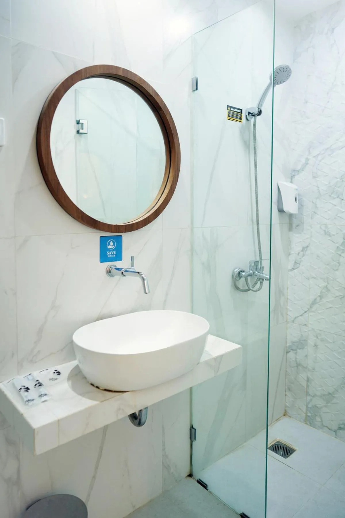 Bathroom in Front One Hotel Sragen