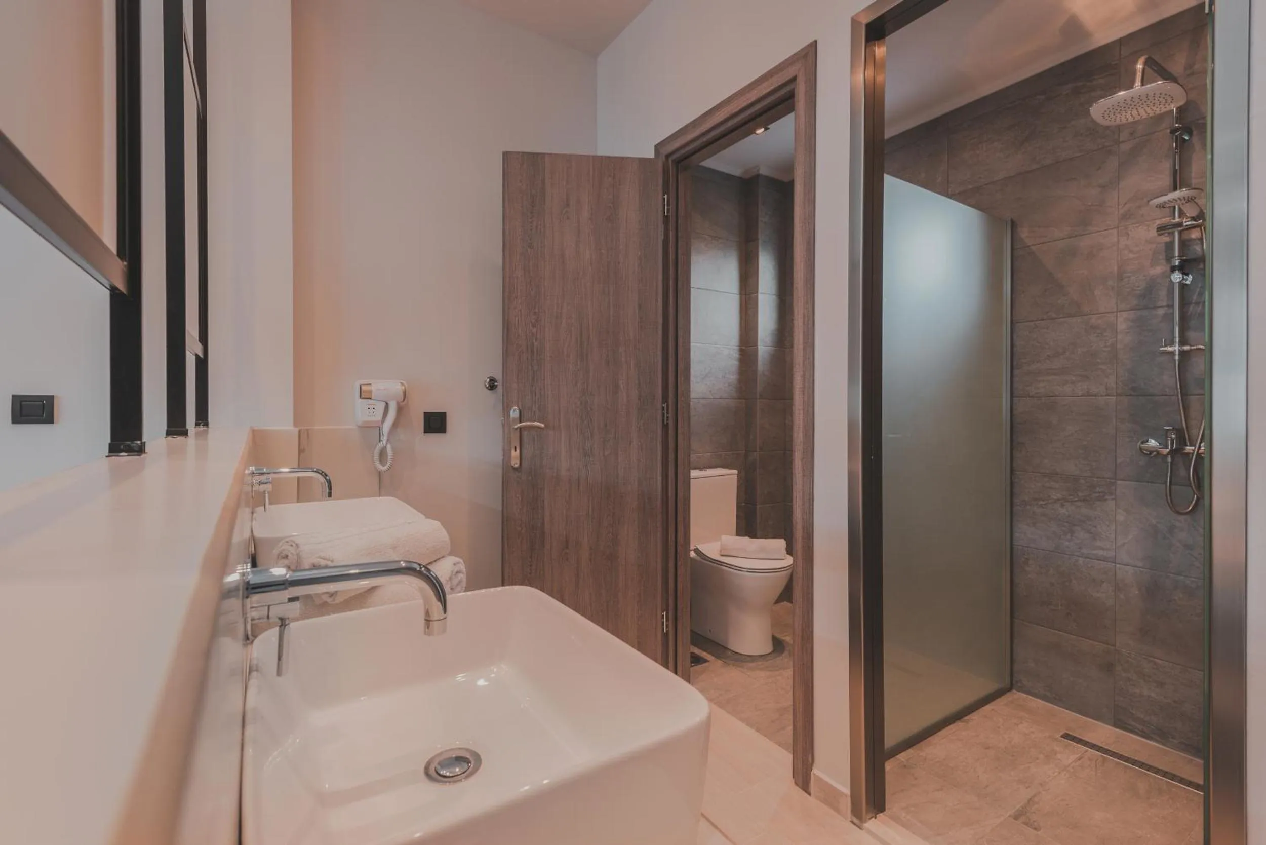 Shower in Cavo di Suites