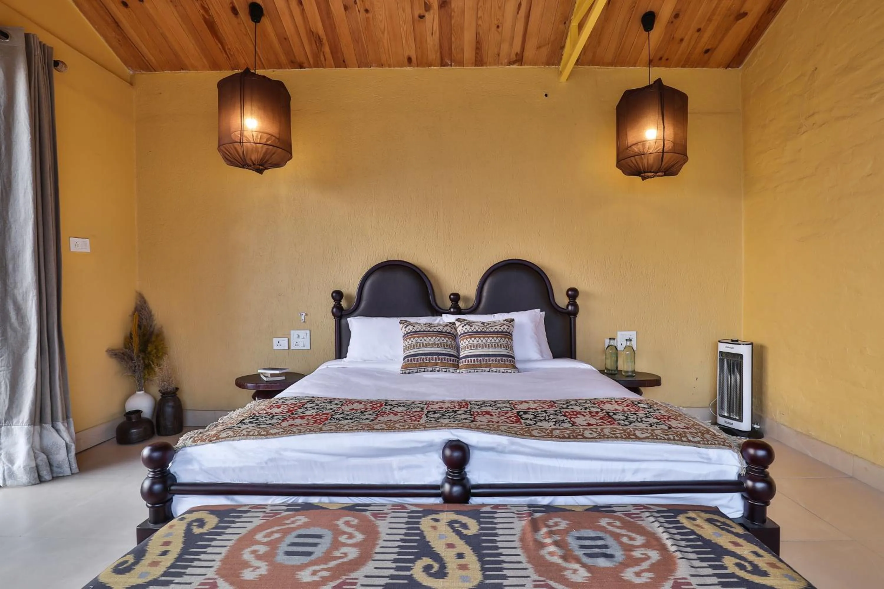 Photo of the whole room, Bed in Seclude Pangot, Perch