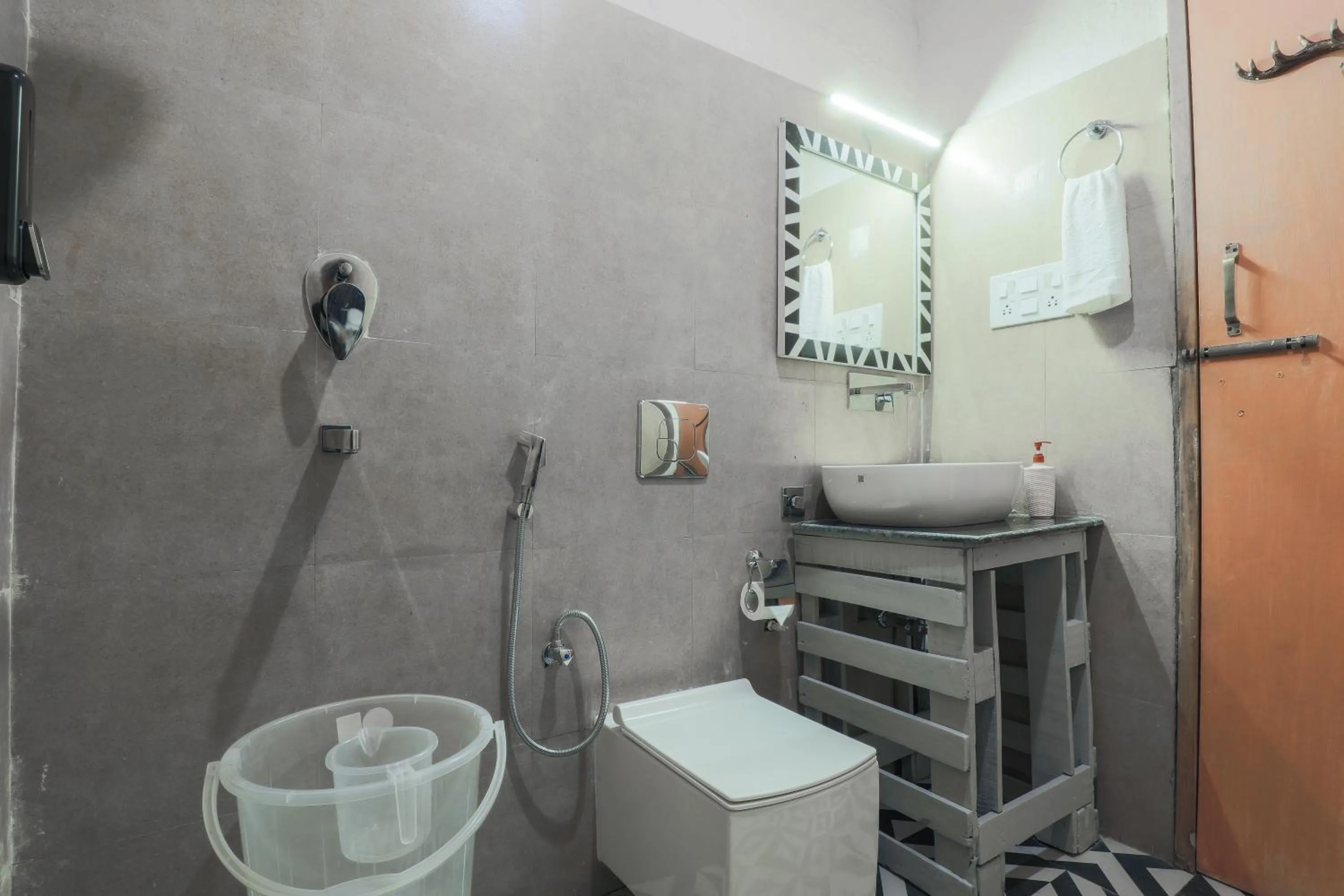 Toilet in Seclude Pangot, Perch
