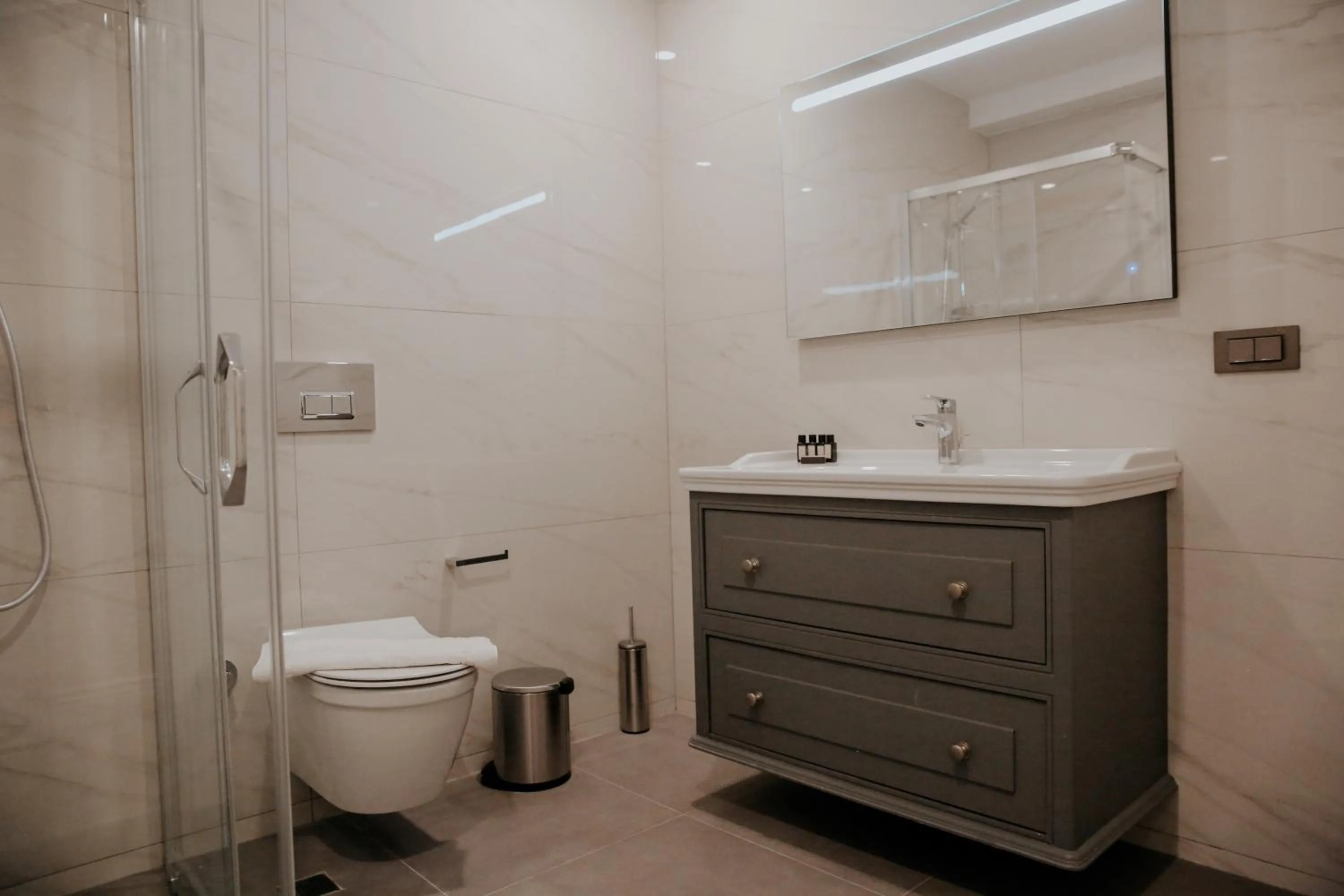 Shower in paye alaçatı butik otel