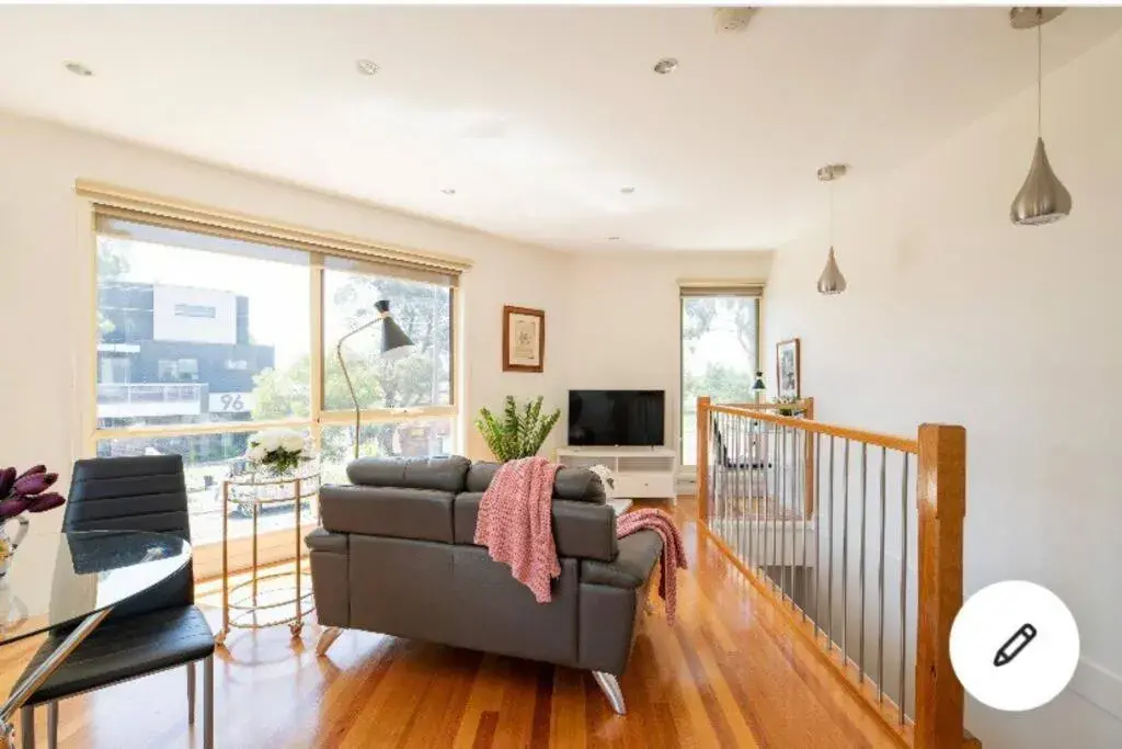 Design/bright/cosy townhouse between airport &city Design/bright/cosy townhouse between airport &city