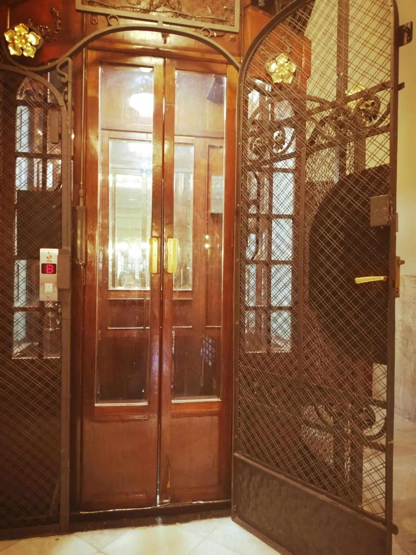 elevator in Hostal Felipe 2