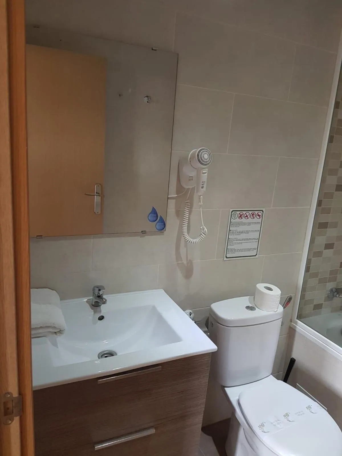 Shower in Hostal Felipe 2