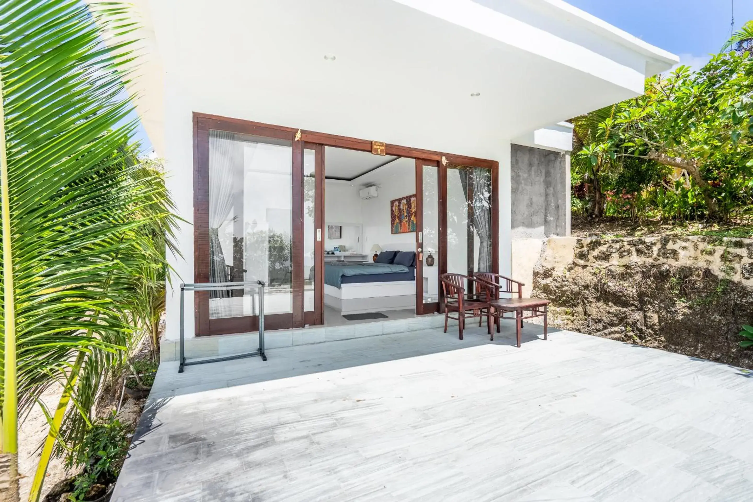 Deluxe Double Room with Bath and Sea View in Nusa Penida Pini Sentana Deluxe Double Room with Bath and Sea View in Nusa Penida Pini Sentana