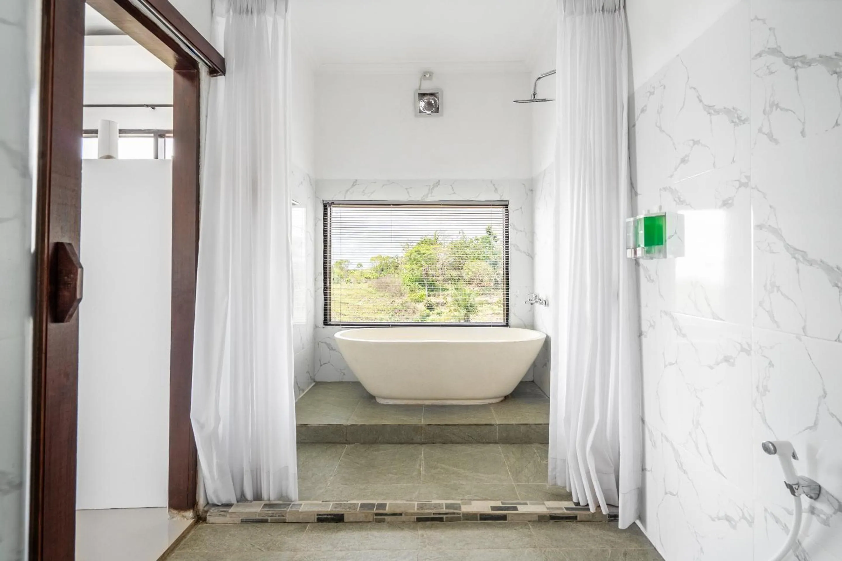 Shower in Nusa Penida Pini Sentana