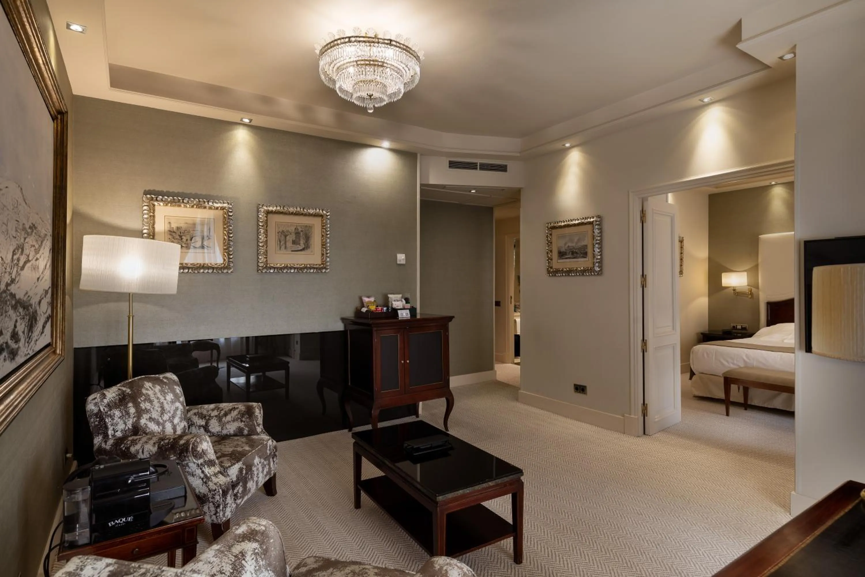 Seating area, Bed in Wellington Hotel & Spa Madrid