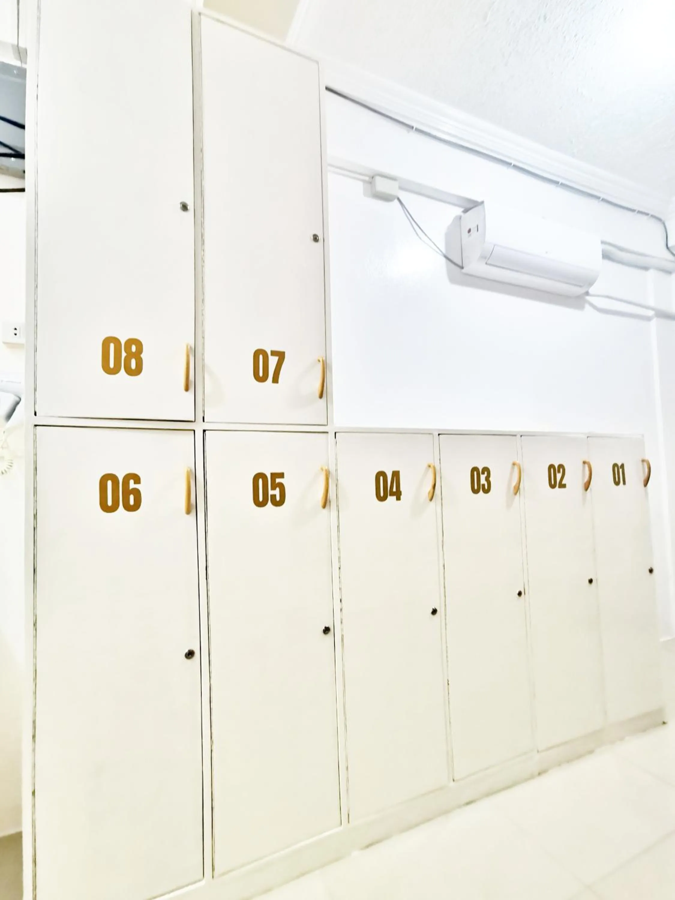 microwave in NomadsMNL Airport Hostel