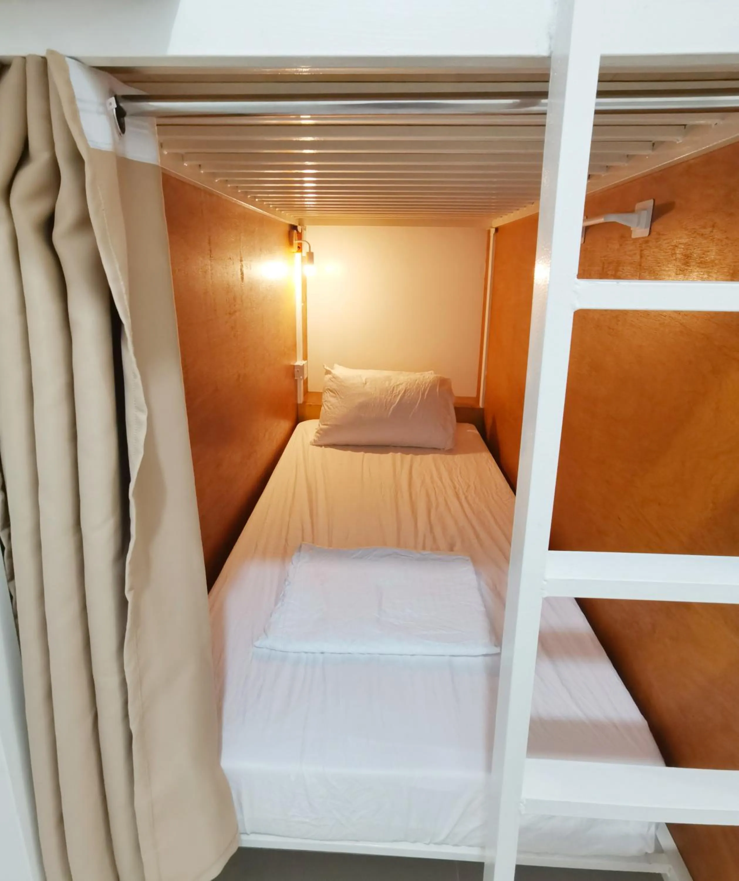 Bed in NomadsMNL Airport Hostel