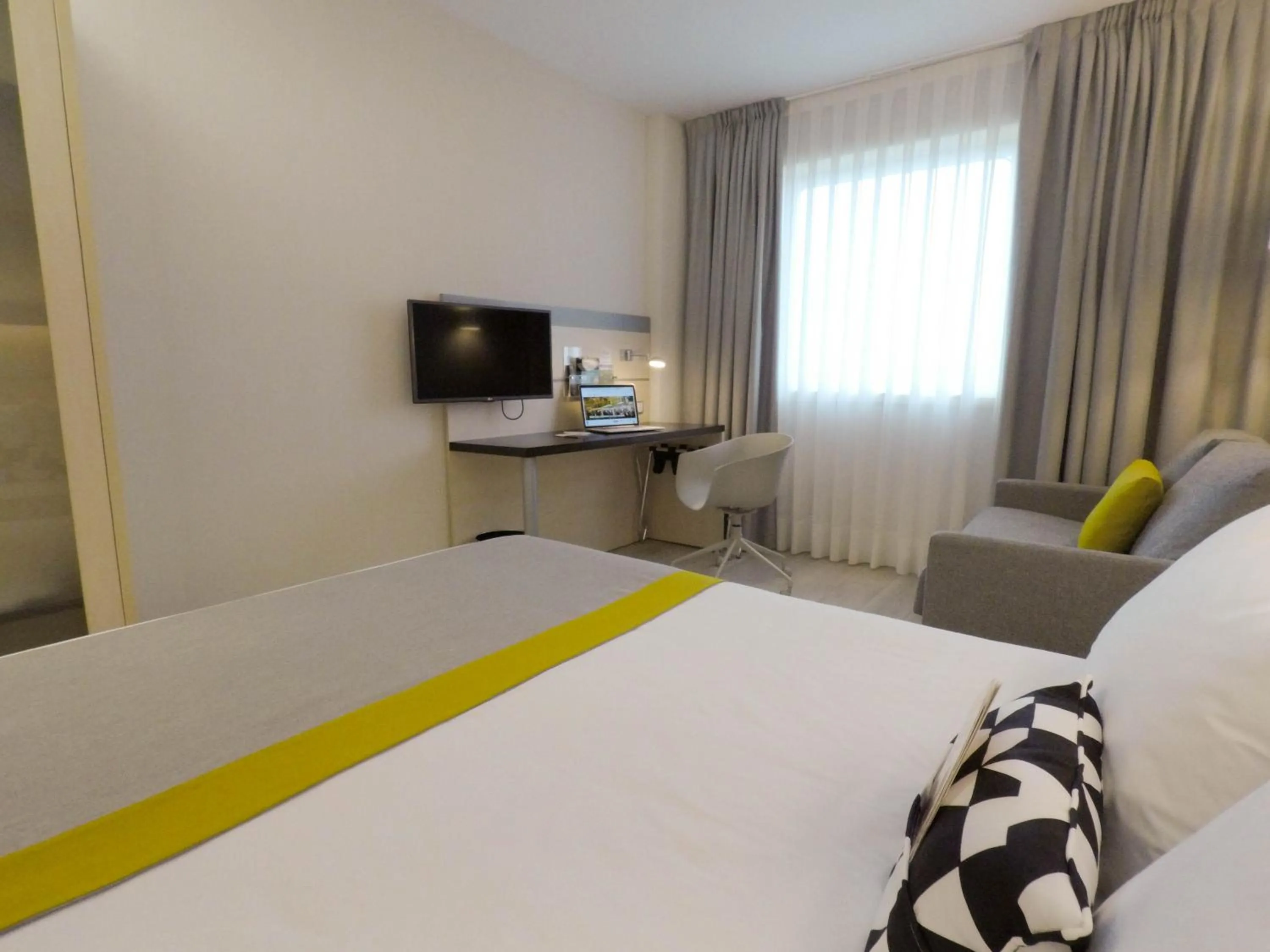 Bed in Holiday Inn Express Pamplona by IHG