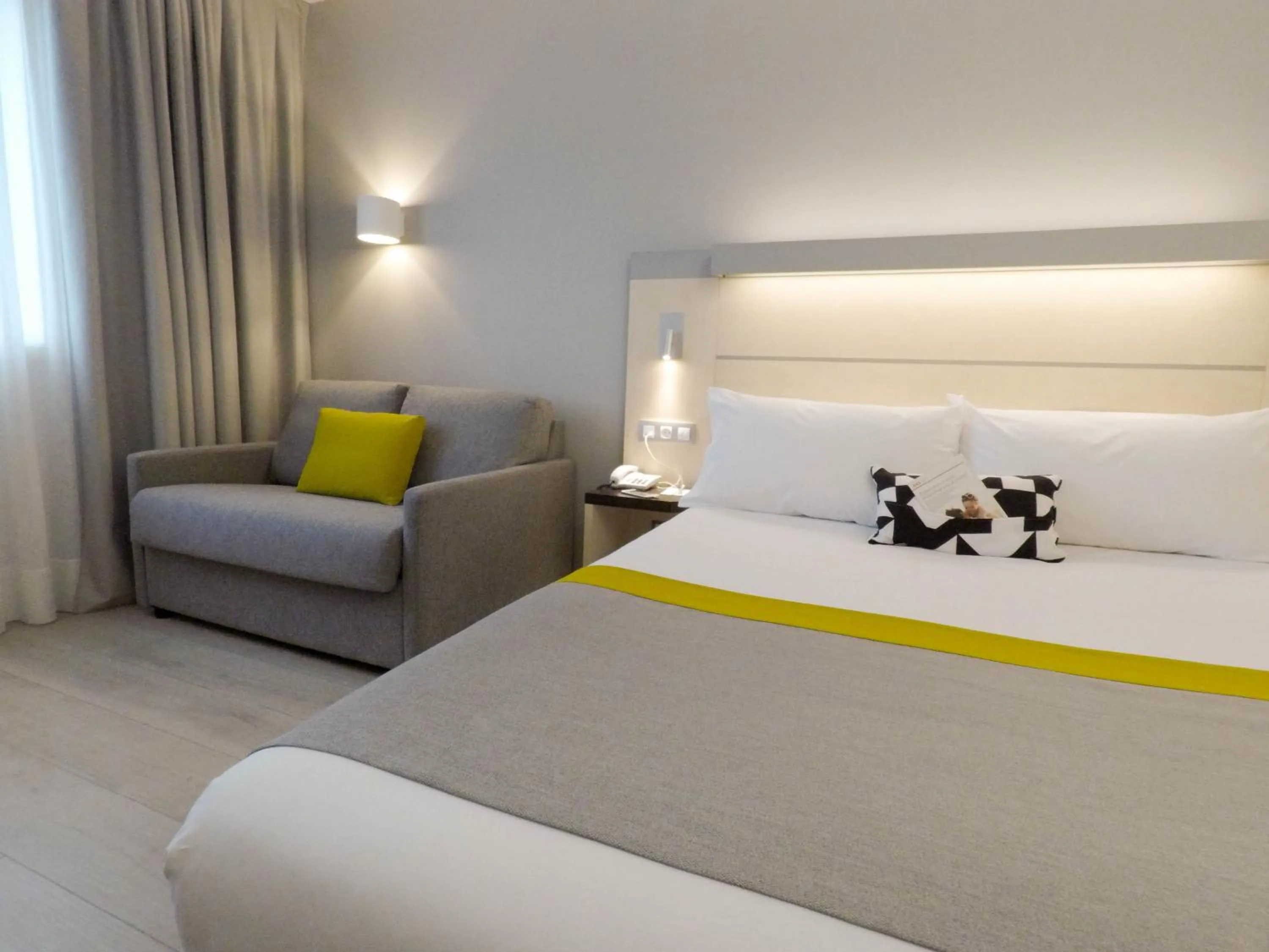Photo of the whole room, Bed in Holiday Inn Express Pamplona by IHG