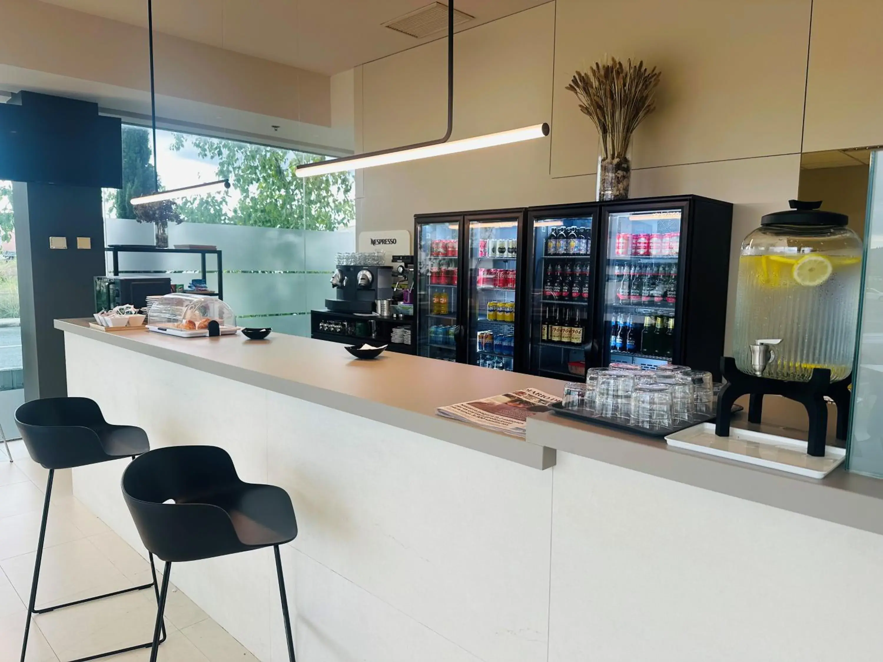 Lounge or bar in Holiday Inn Express Pamplona by IHG Lounge or bar in Holiday Inn Express Pamplona by IHG