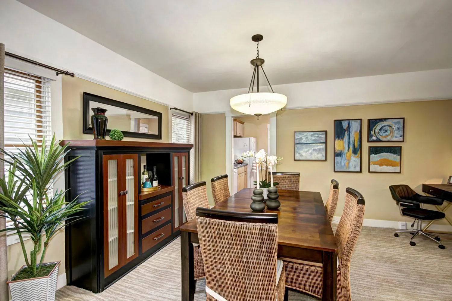 Charming 2Bed French Colonial Apartment in Desirable Midtown Sacramento