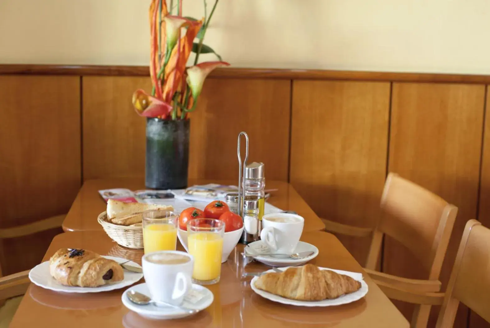 Lounge or bar in Hotel Ciutat De Sant Adria Lounge or bar in Hotel Ciutat De Sant Adria