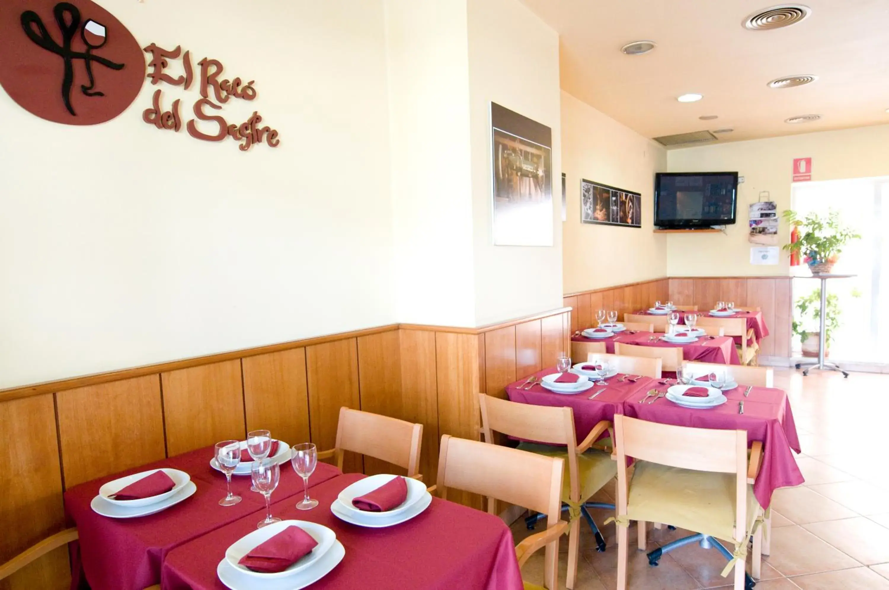 Restaurant/places to eat in Hotel Ciutat De Sant Adria Restaurant/places to eat in Hotel Ciutat De Sant Adria