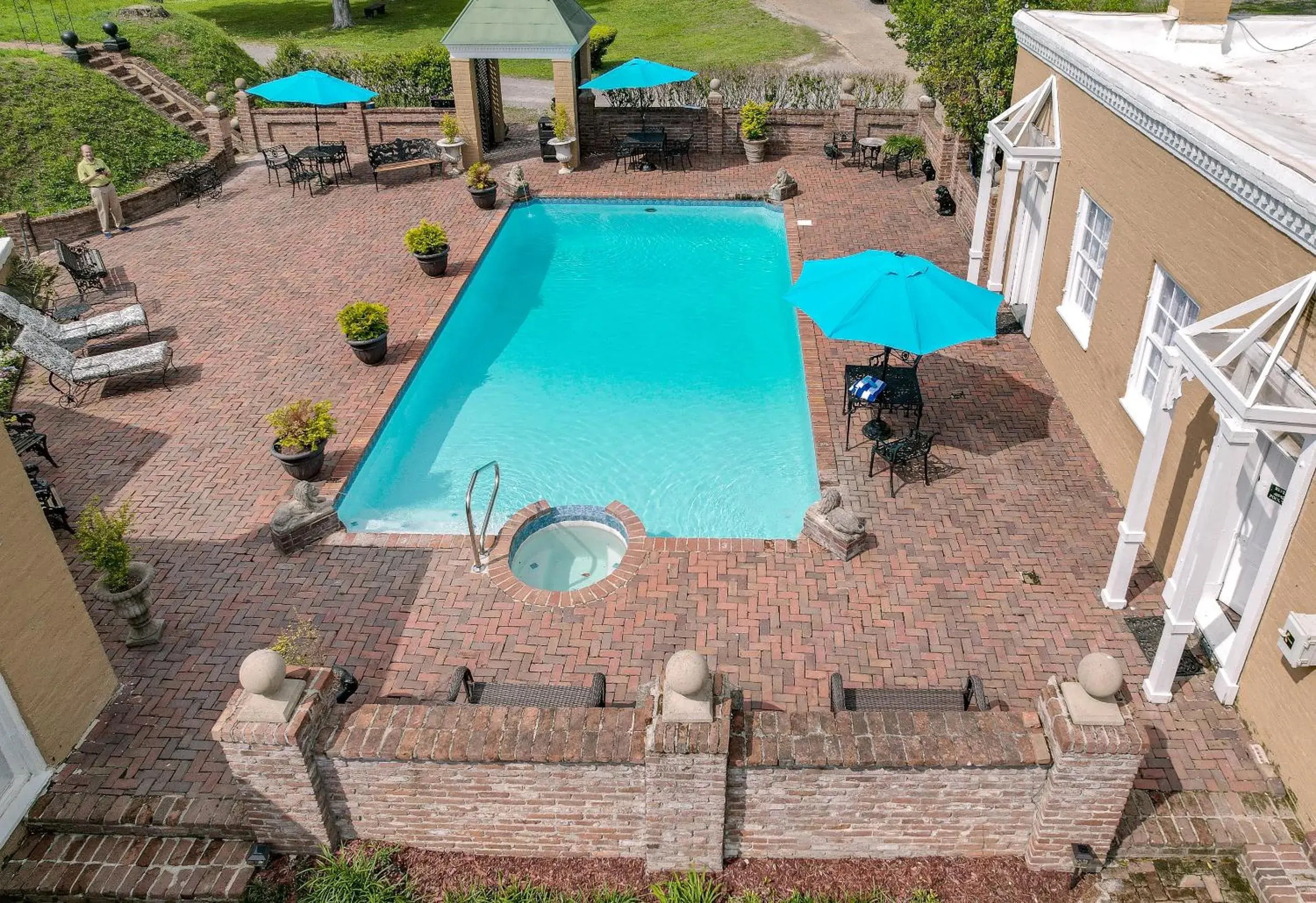 Pool view in The Inn at Cedar Grove Pool view in The Inn at Cedar Grove