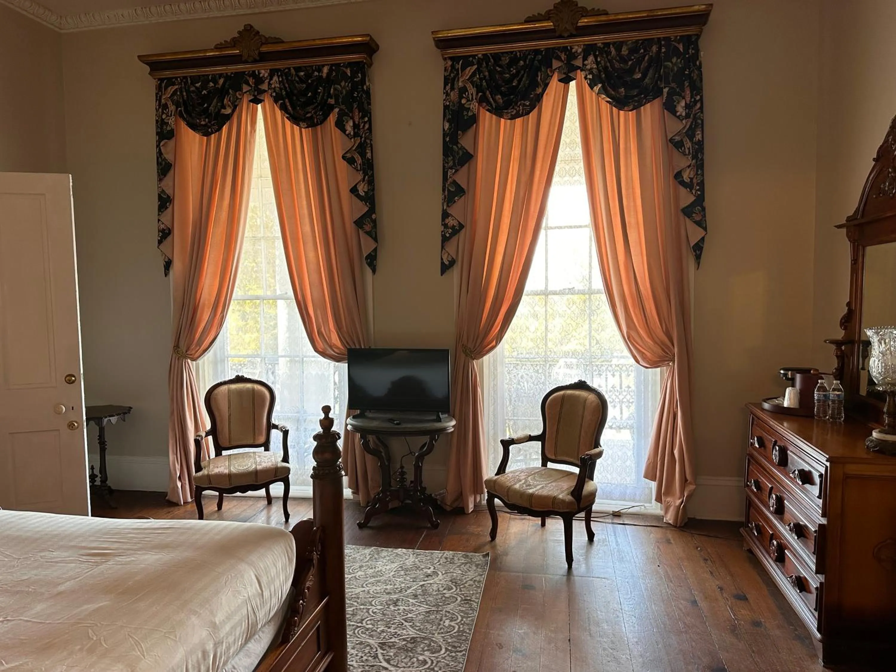 TV and multimedia, Bed in The Inn at Cedar Grove