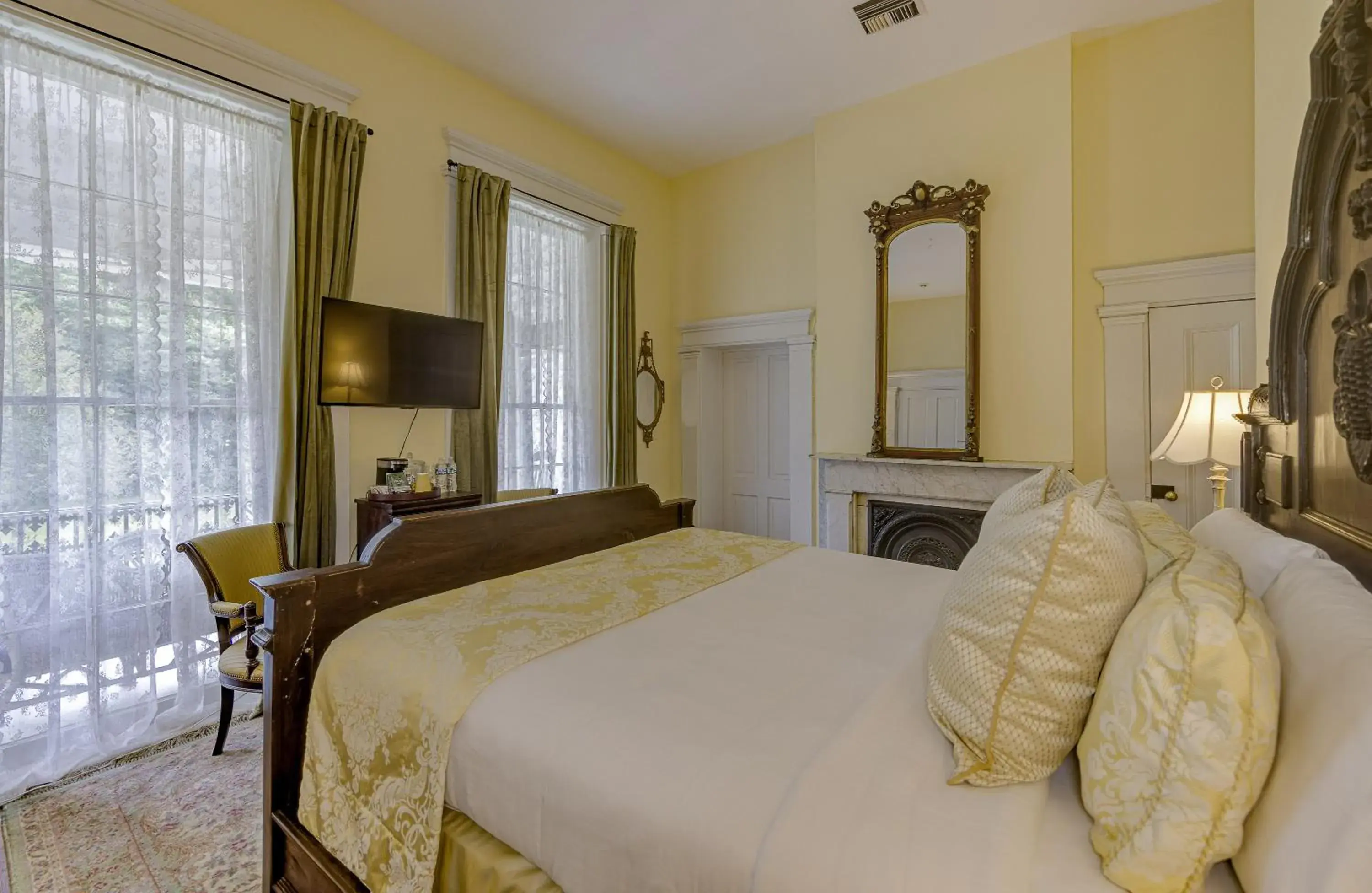 TV and multimedia, Bed in The Inn at Cedar Grove TV and multimedia, Bed in The Inn at Cedar Grove