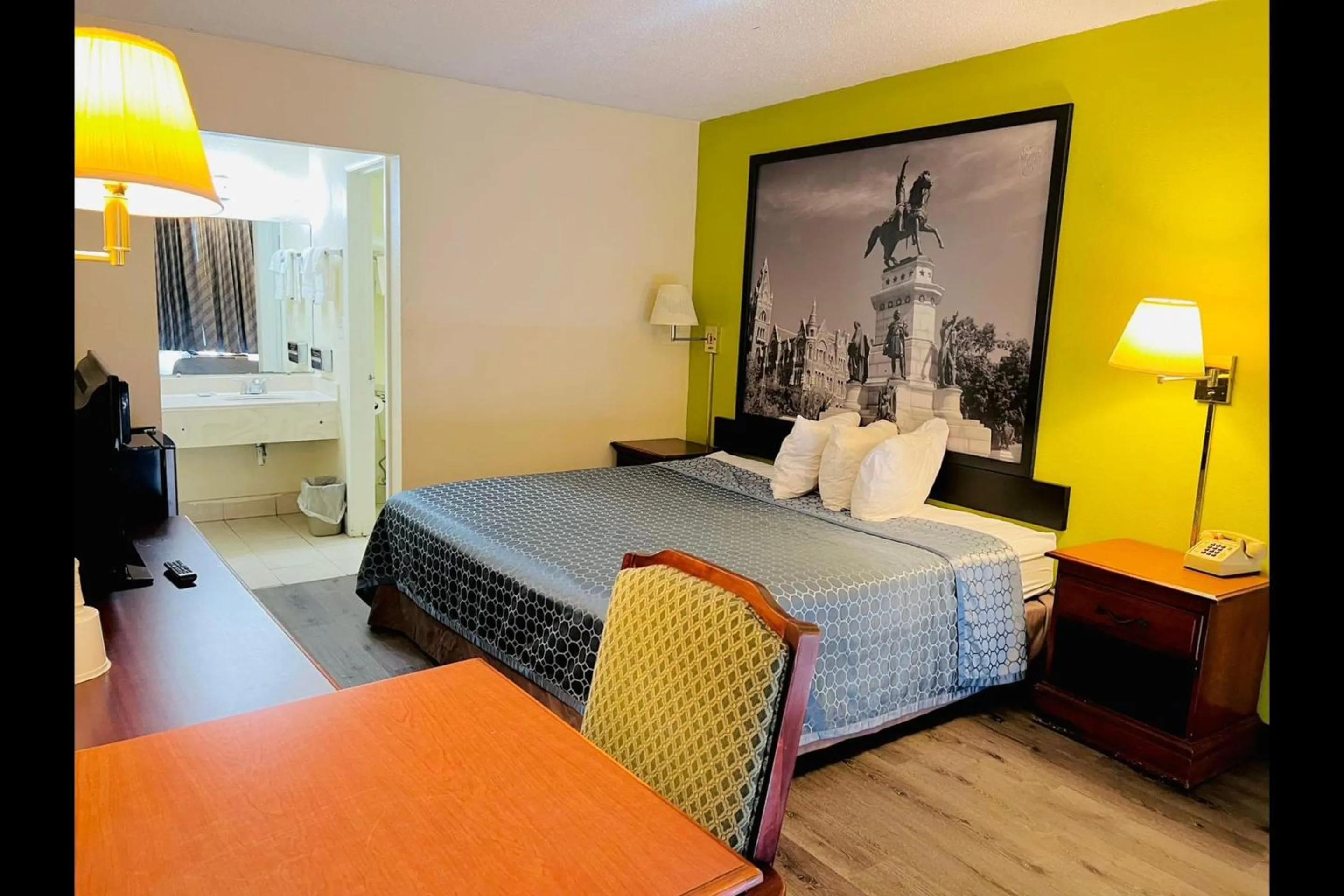 Bedroom, Bed in Ashland Studio Inn Richmond North near Kings Dominion -Listing Partner