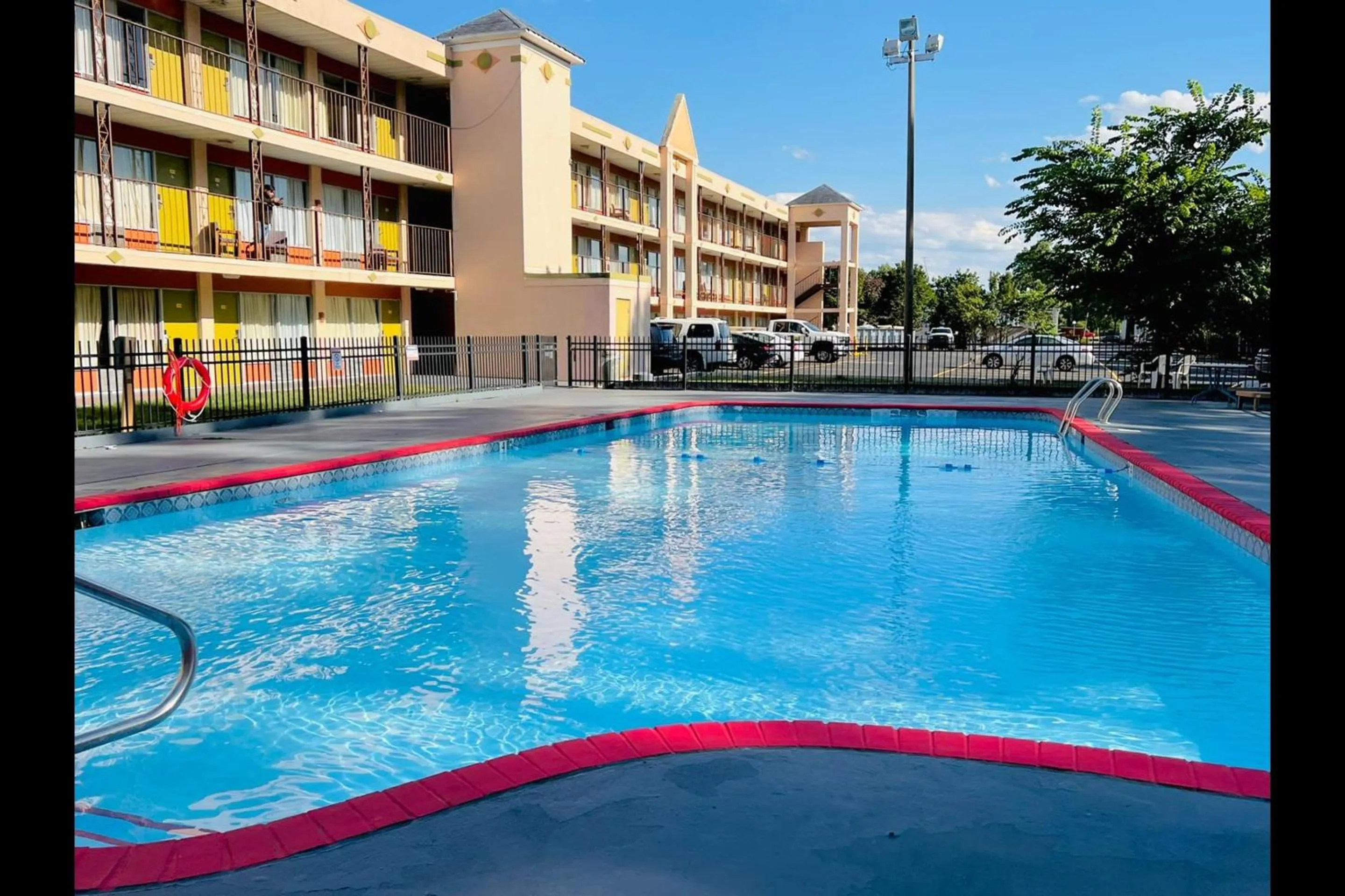 Swimming pool in Ashland Studio Inn Richmond North near Kings Dominion -Listing Partner