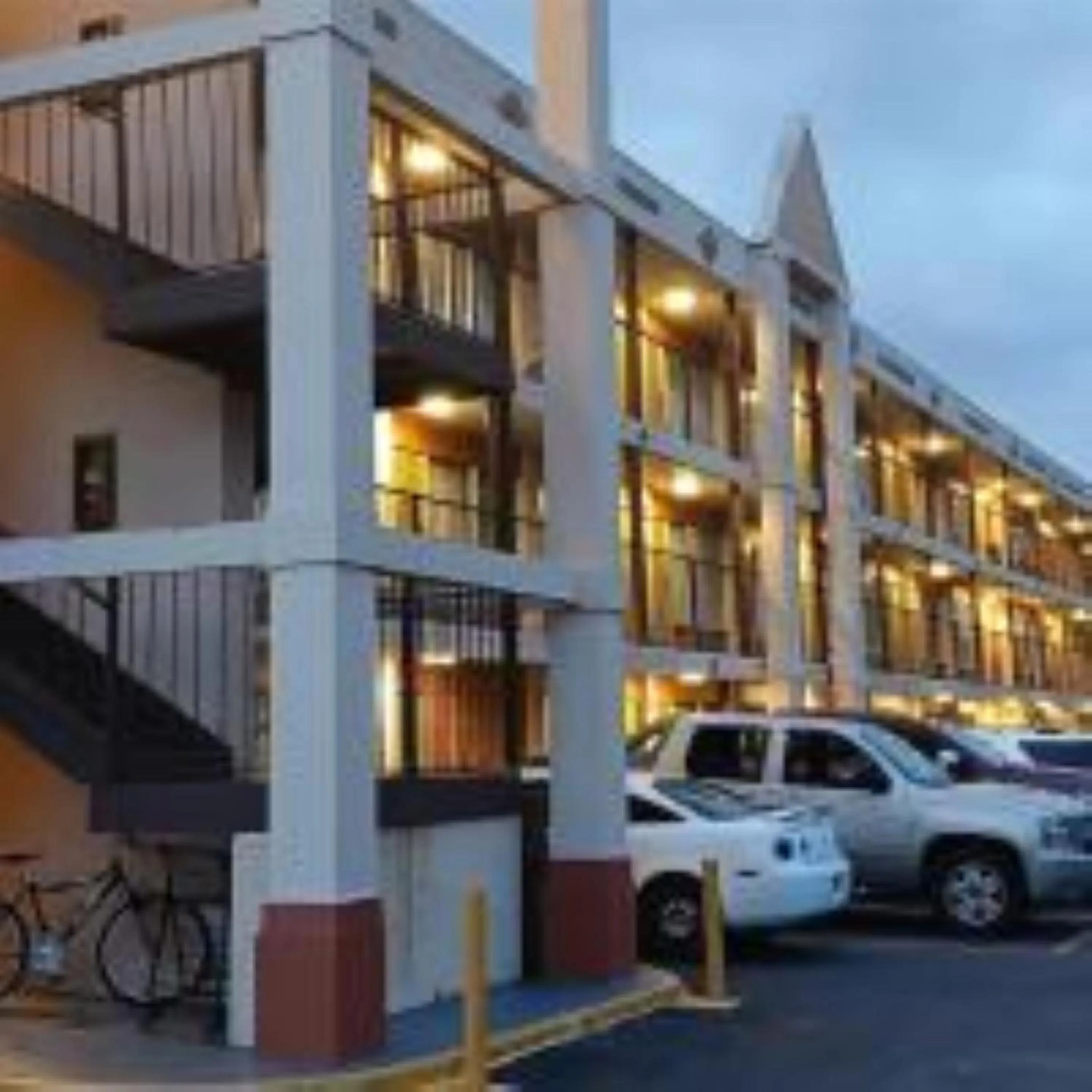 Parking in Ashland Studio Inn Richmond North near Kings Dominion -Listing Partner