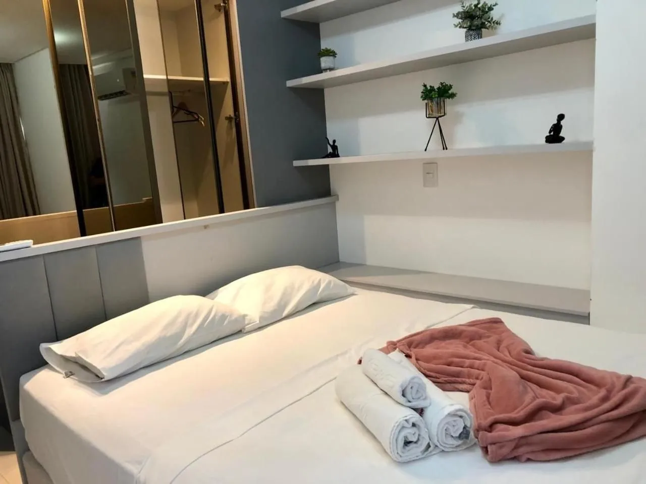 Bedroom, Bed in One Way