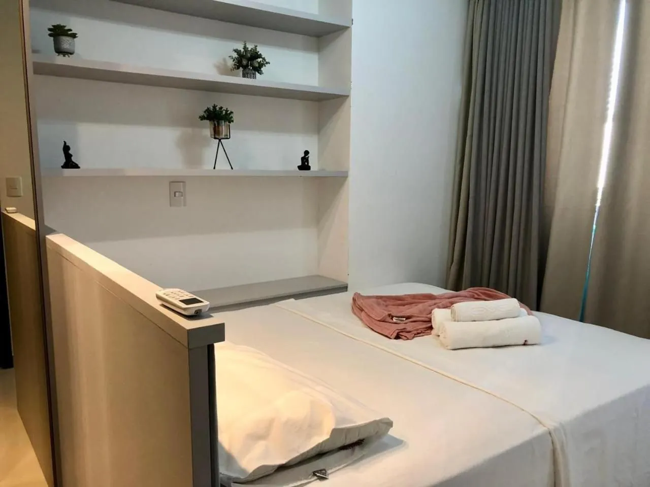 Bedroom, Bed in One Way