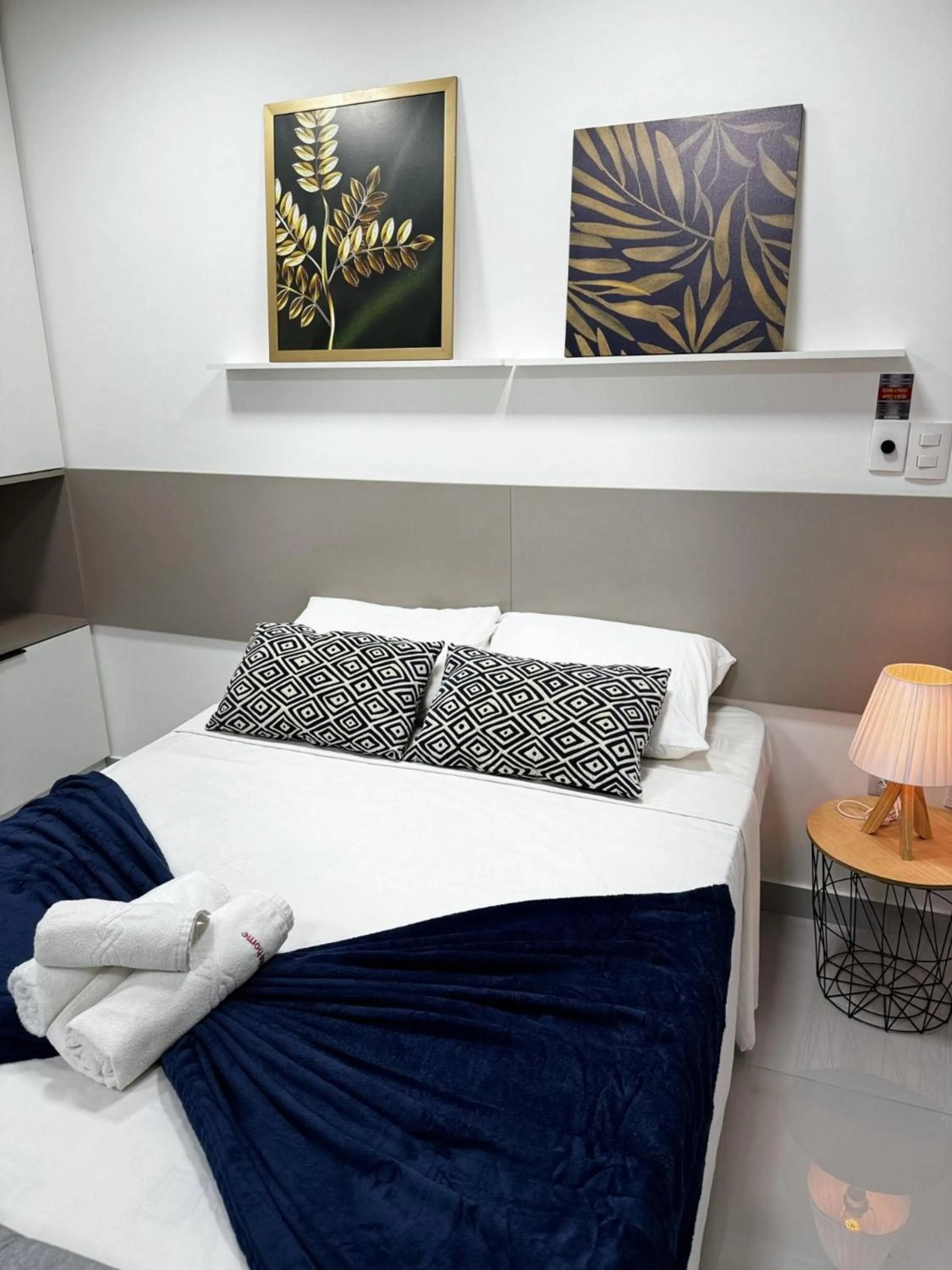 Bedroom, Bed in One Way