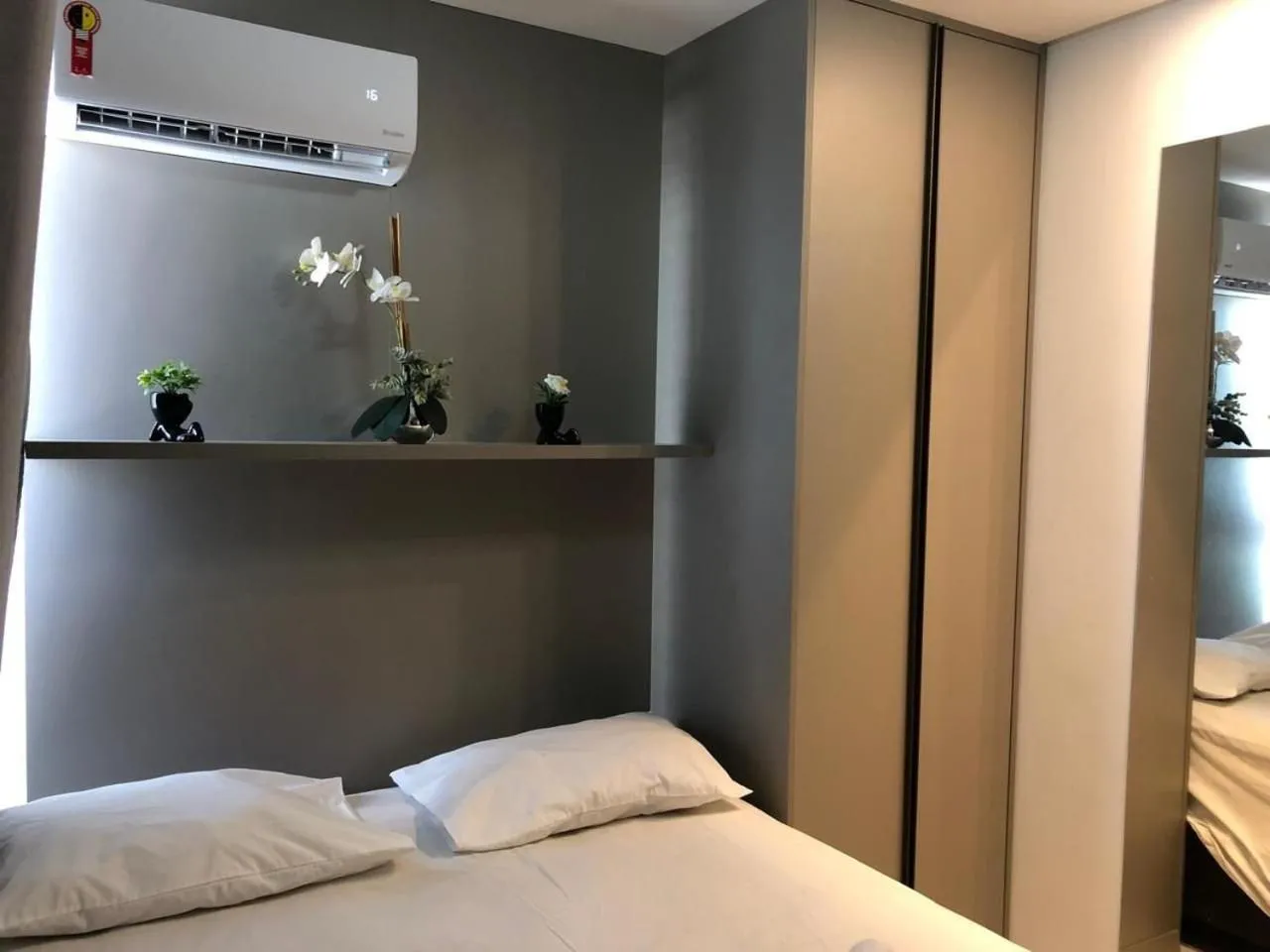 Bedroom, Bed in One Way