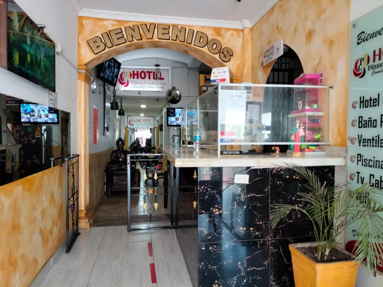 Lobby or reception in Hotel Plaza Confort Inn