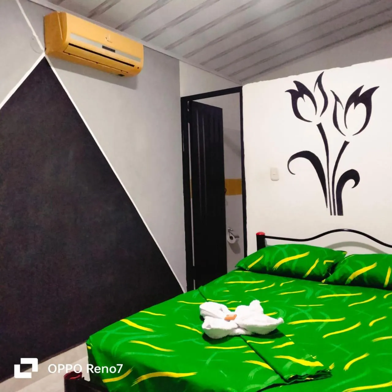 Bed in Hotel Plaza Confort Inn